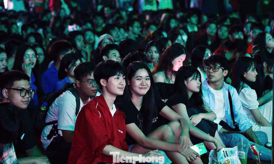 Đông đảo các bạn trẻ, sinh viên đến từ nhiều trường Đại học trên địa bàn Thủ đô cùng tề tựu và hướng về sân khấu chính - đang diễn ra bữa tiệc âm nhạc, của Ngày Thẻ Việt Nam 2024 - Sóng Festival.