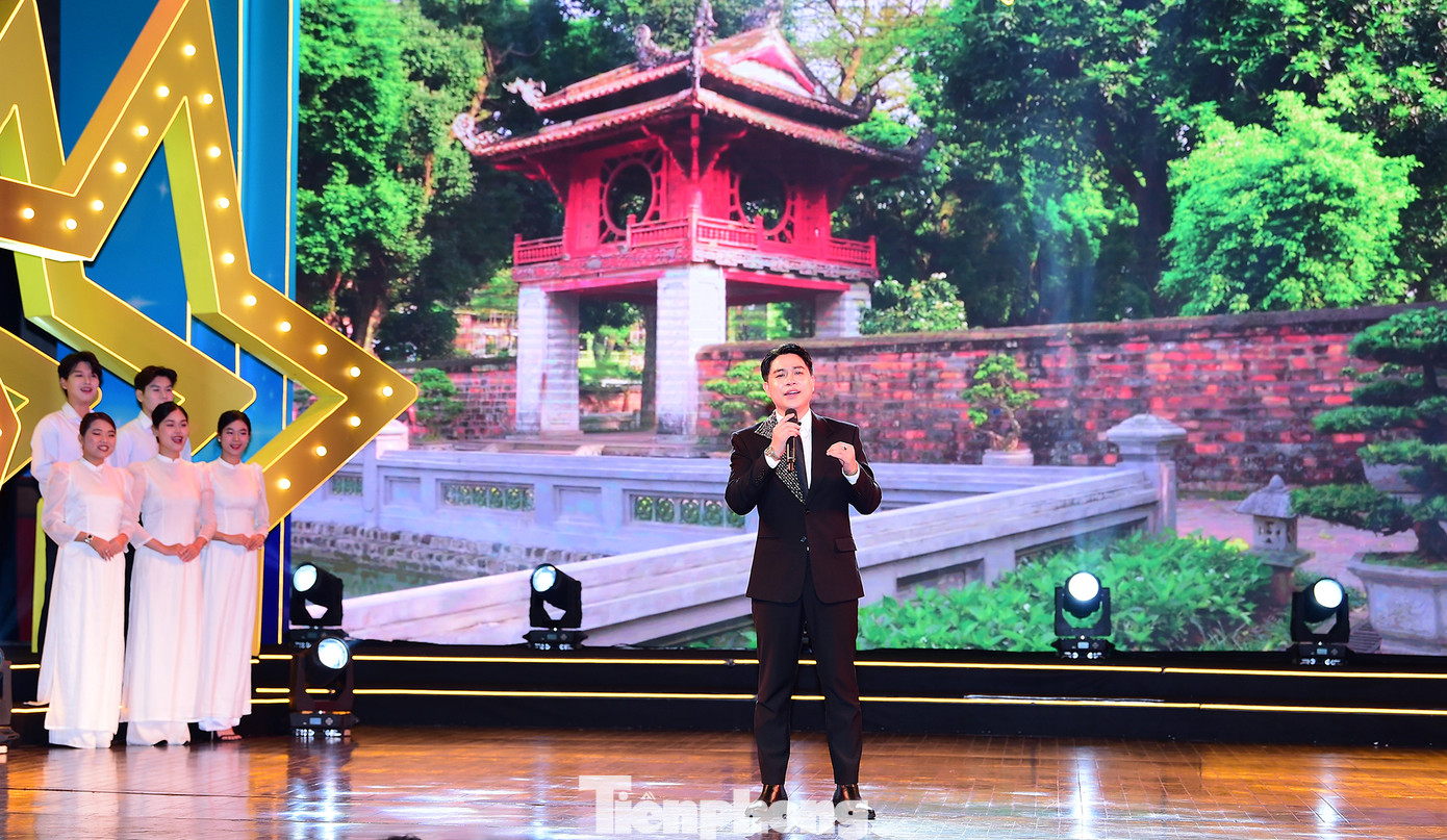 Các gương thanh niên sống đẹp không chỉ mang đến những câu chuyện về hành động trách nhiệm vì cộng đồng mà còn món quà nghệ thuật. Ảnh: Xuân Tùng