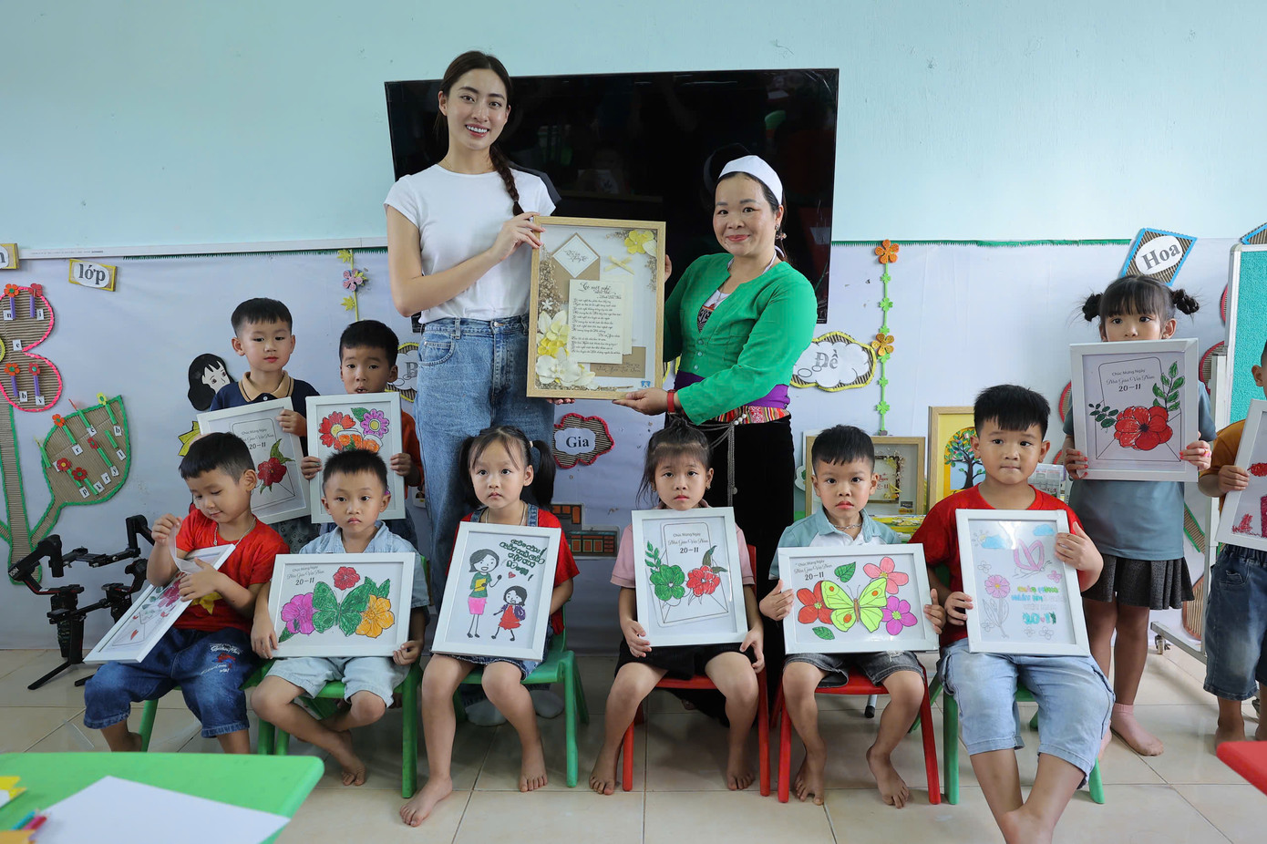 Hoa hậu Lương Thuỳ Linh và cô giáo Quách Thị Nụ tại Hoà Bình năm 2023. Ảnh: BTC