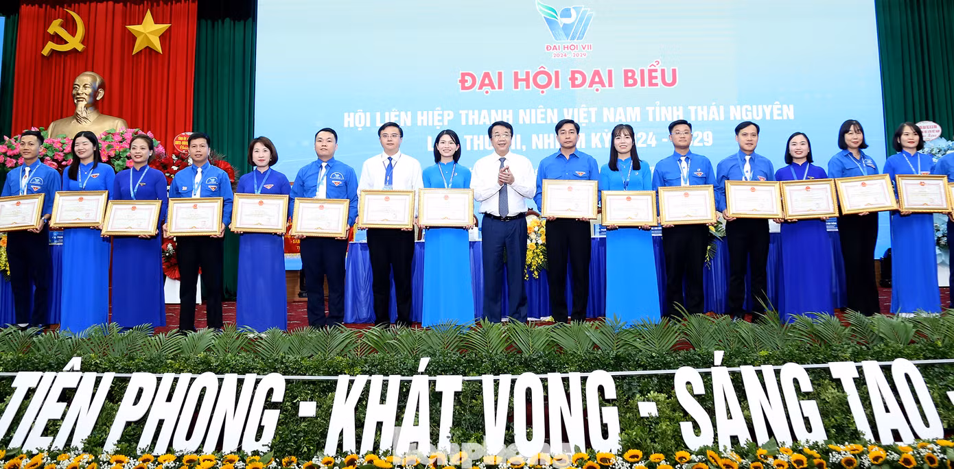 10 tập thể và 10 cá nhân vinh dự nhận Bằng khen của Chủ tịch UBND tỉnh Thái Nguyên. Ảnh: Lâm Đăng Hải 10 tập thể và 10 cá nhân vinh dự nhận Bằng khen của Chủ tịch UBND tỉnh Thái Nguyên. Ảnh: Lâm Đăng Hải