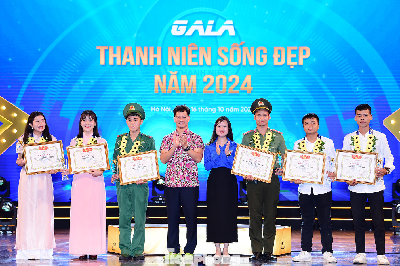 Anh Nguyễn Xuân Bắc - Phó Chủ tịch T.Ư Hội LHTN Việt Nam và chị Nguyễn Lưu Trà My - Phó Trưởng ban Đoàn kết tập hợp thanh niên T.Ư Đoàn trao bằng khen cho các gương thanh niên nhận Giải thưởng. Ảnh: Xuân Tùng