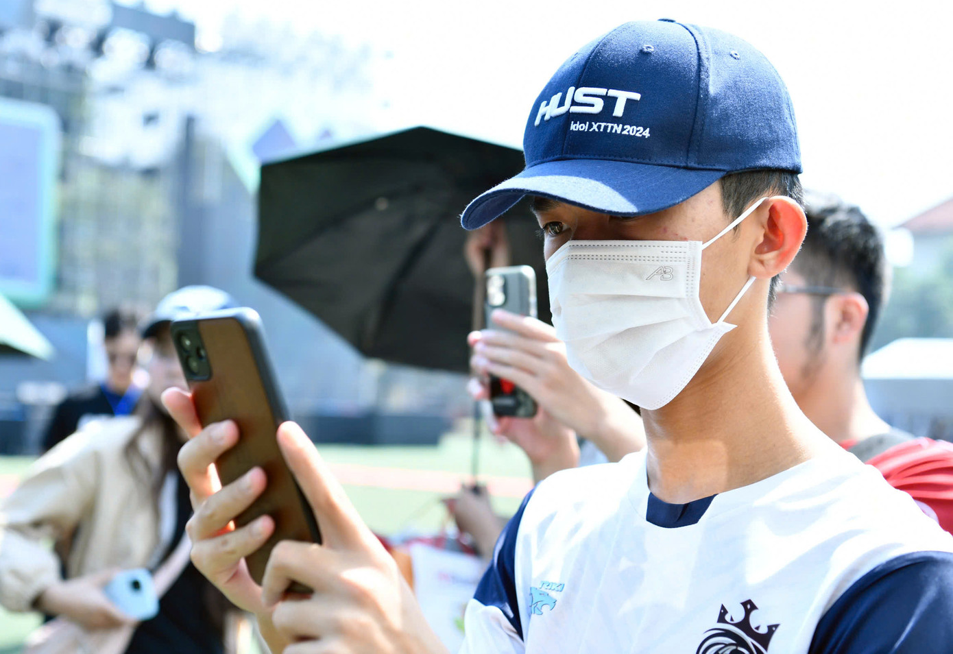 Bạn Phạm Thế Đại tham gia quét mã QR nhận quà tặng tại chương trình.