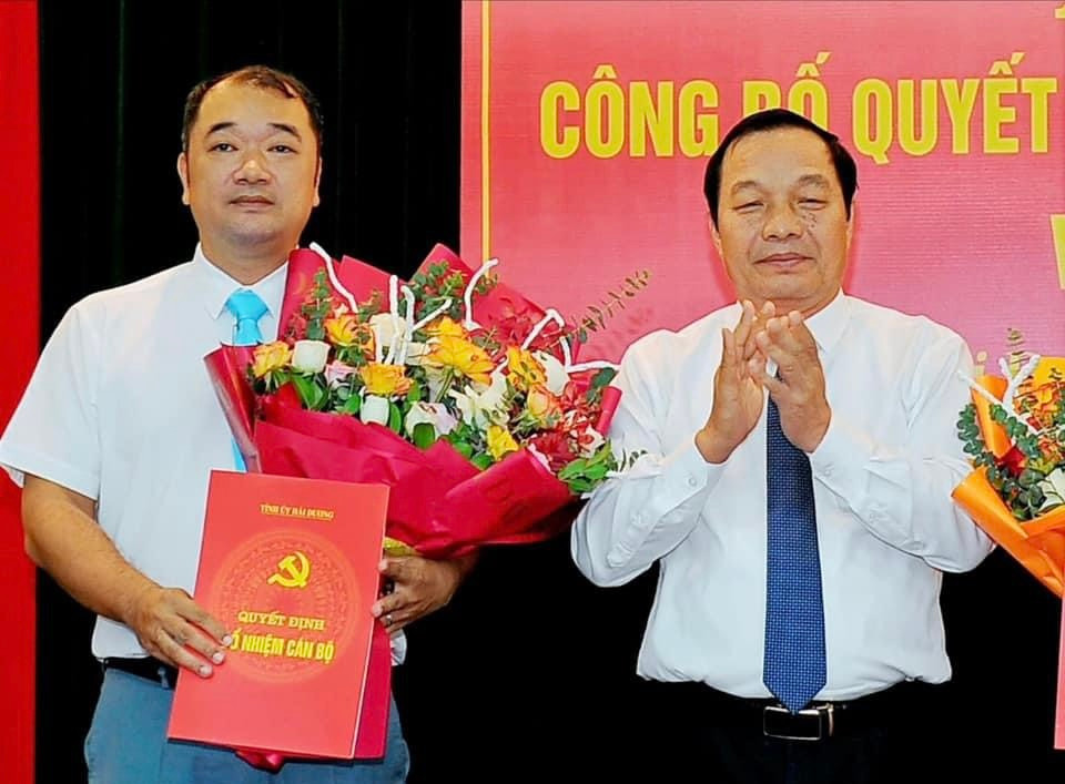 Phó Bí thư Thường trực Tỉnh ủy Hải Dương Lê Văn Hiệu trao quyết định của Ban Thường vụ Tỉnh ủy cho ông Nguyễn Hồng Sáng. Ảnh: TĐHD