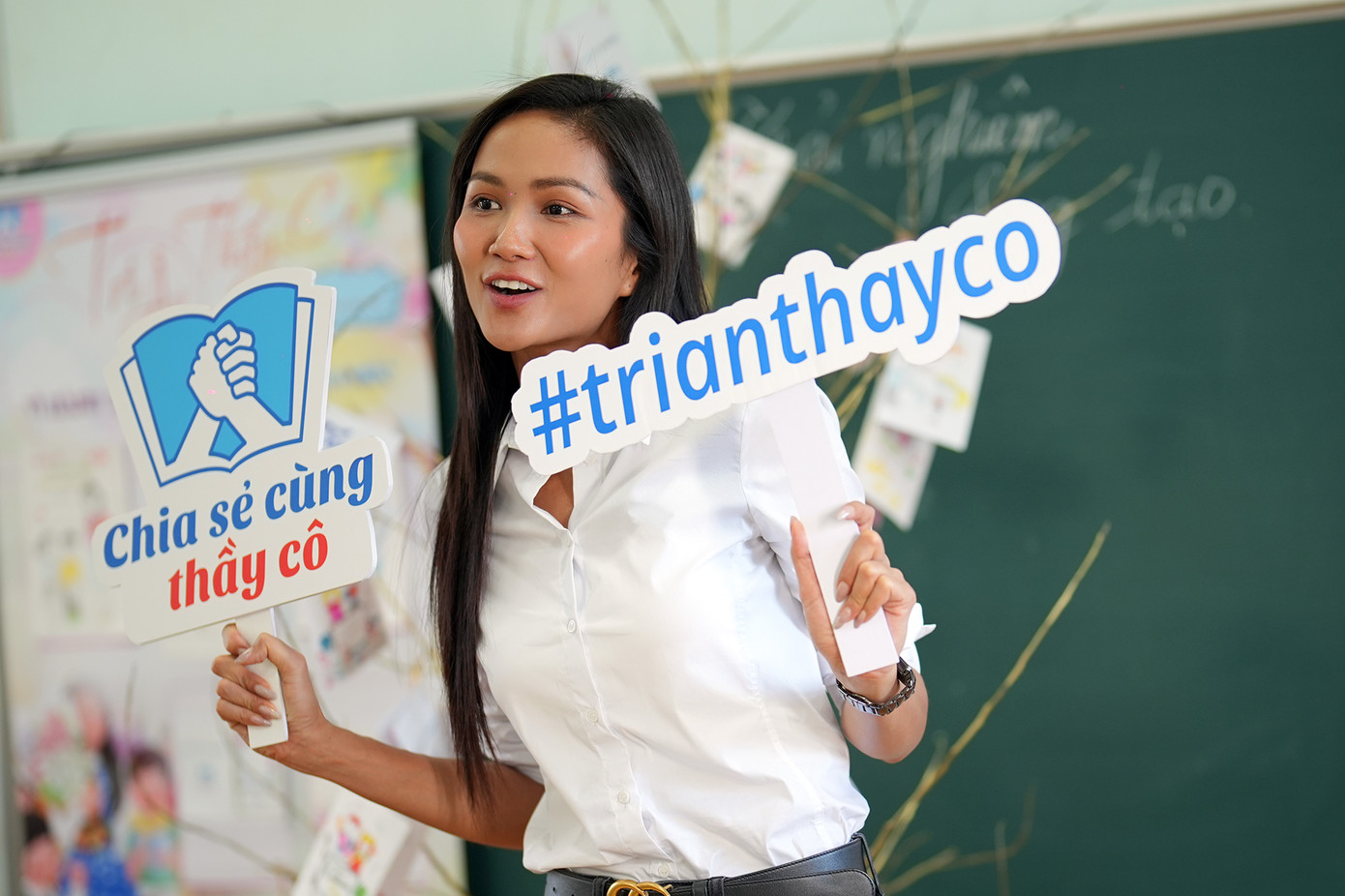 Hoa hậu H'Hen Niê là Đại sứ của chương trình Chia sẻ cùng thầy cô. Ảnh: BTC