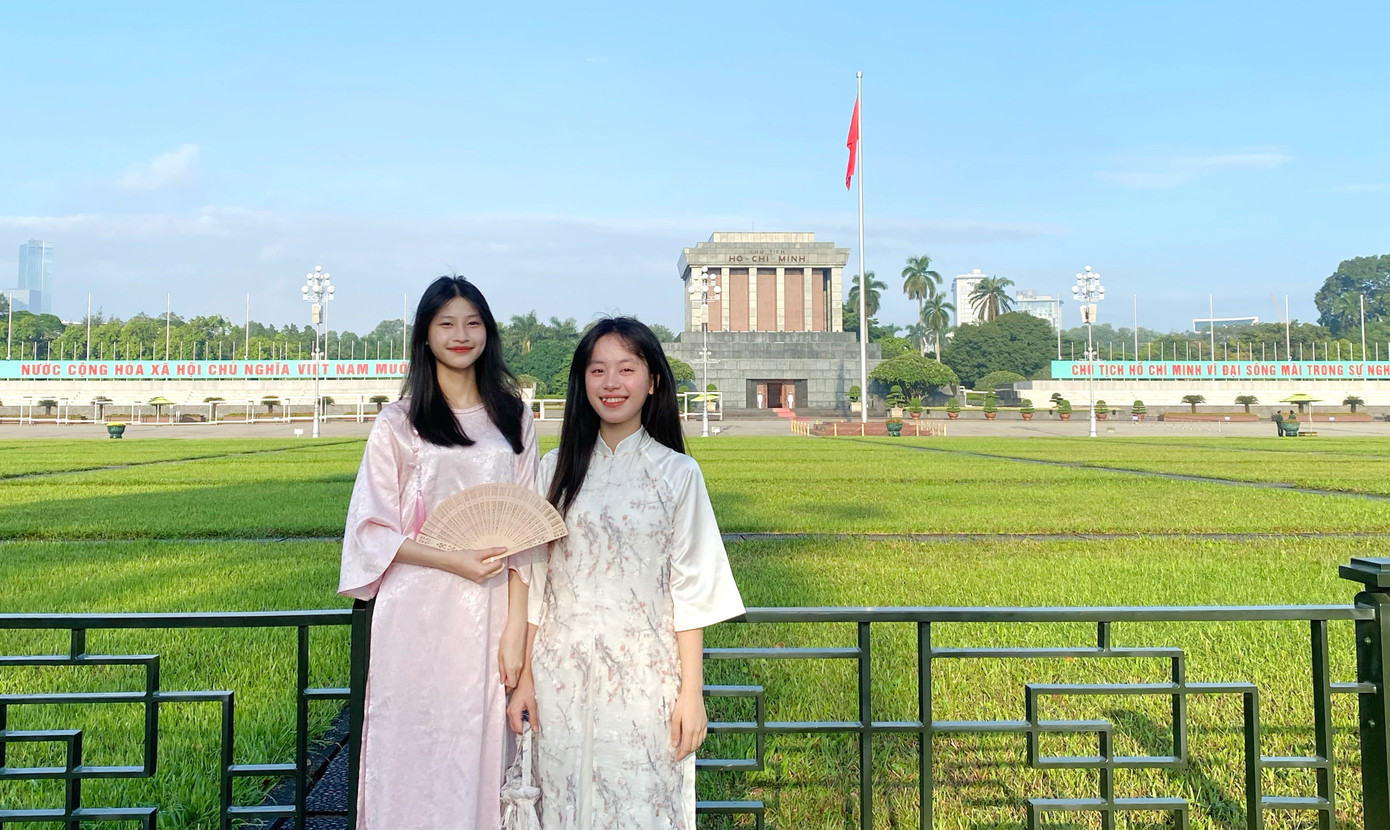 Nhiều bạn trẻ khoe sắc với áo dài những ngày tháng 10 Hà Nội.