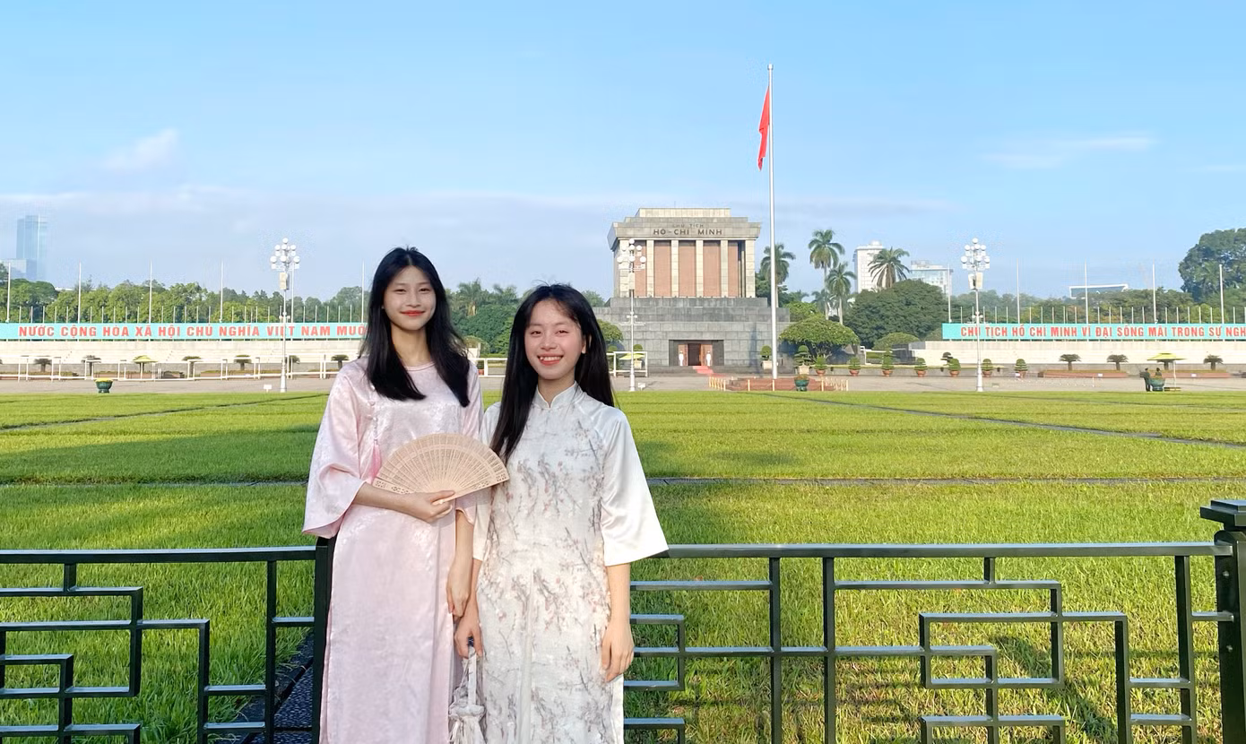 Nhiều bạn trẻ khoe sắc với áo dài những ngày tháng 10 Hà Nội.
