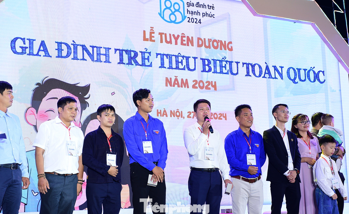 Nhiều câu thơ, vè về tình yêu dành cho vợ, gia đình được các "trụ cột gia đình" thể hiện trên sân khấu. Ảnh: Xuân Tùng Nhiều câu thơ, vè về tình yêu dành cho vợ, gia đình được các "trụ cột gia đình" thể hiện trên sân khấu. Ảnh: Xuân Tùng