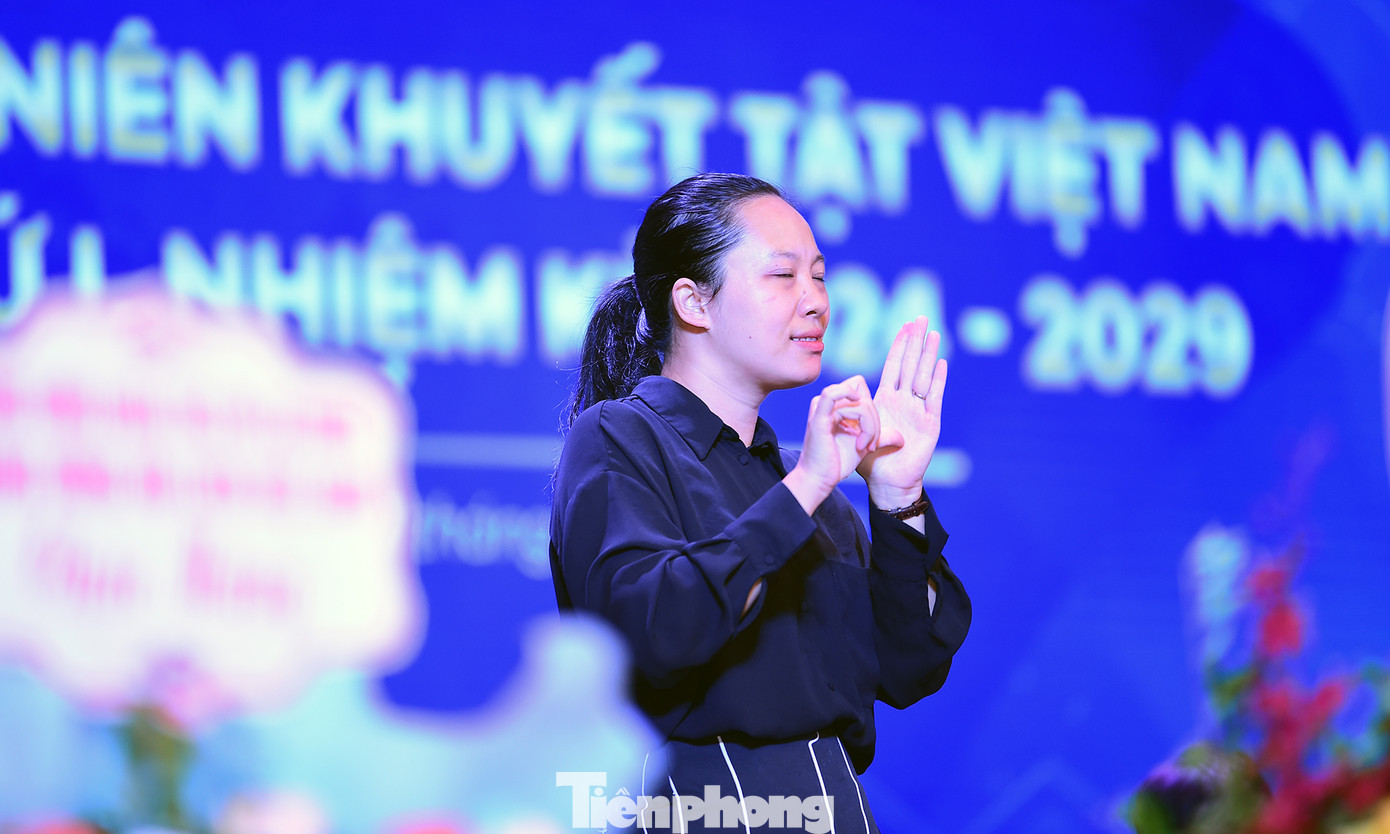 Tình nguyện viên thể hiện ngôn ngữ ký hiệu tại Đại hội. Ảnh: Xuân Tùng Tình nguyện viên thể hiện ngôn ngữ ký hiệu tại Đại hội. Ảnh: Xuân Tùng