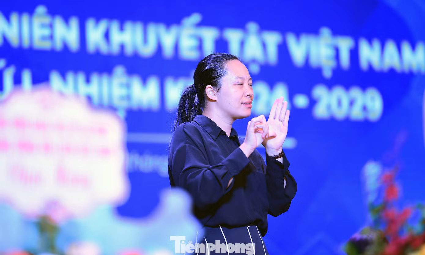 Tình nguyện viên thể hiện ngôn ngữ ký hiệu tại Đại hội. Ảnh: Xuân Tùng Tình nguyện viên thể hiện ngôn ngữ ký hiệu tại Đại hội. Ảnh: Xuân Tùng