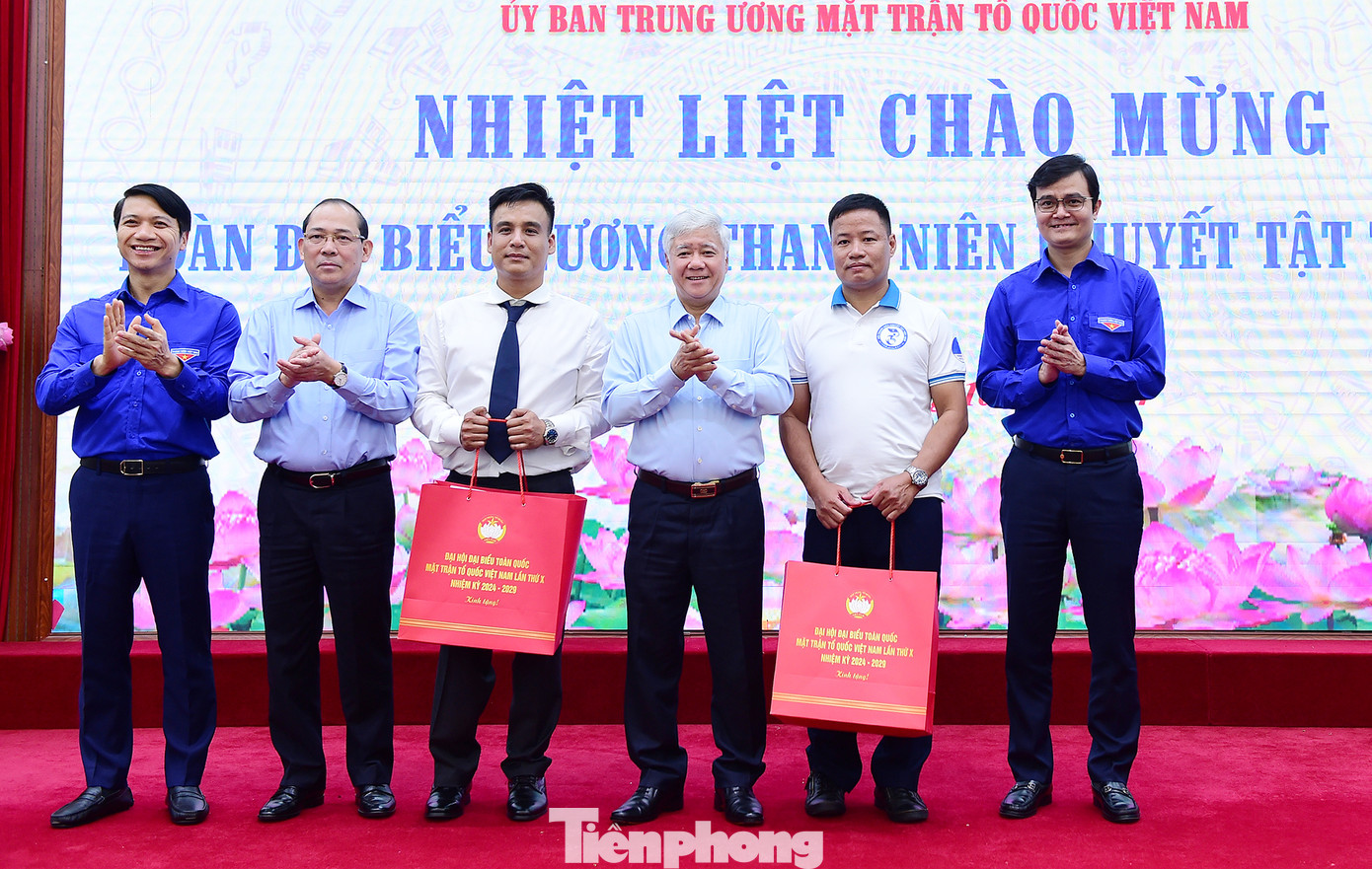 Chủ tịch Ủy ban T.Ư Mặt trận Tổ quốc Việt Nam Đỗ Văn Chiến tặng quà Hội Thanh niên Khuyết tật Việt Nam.