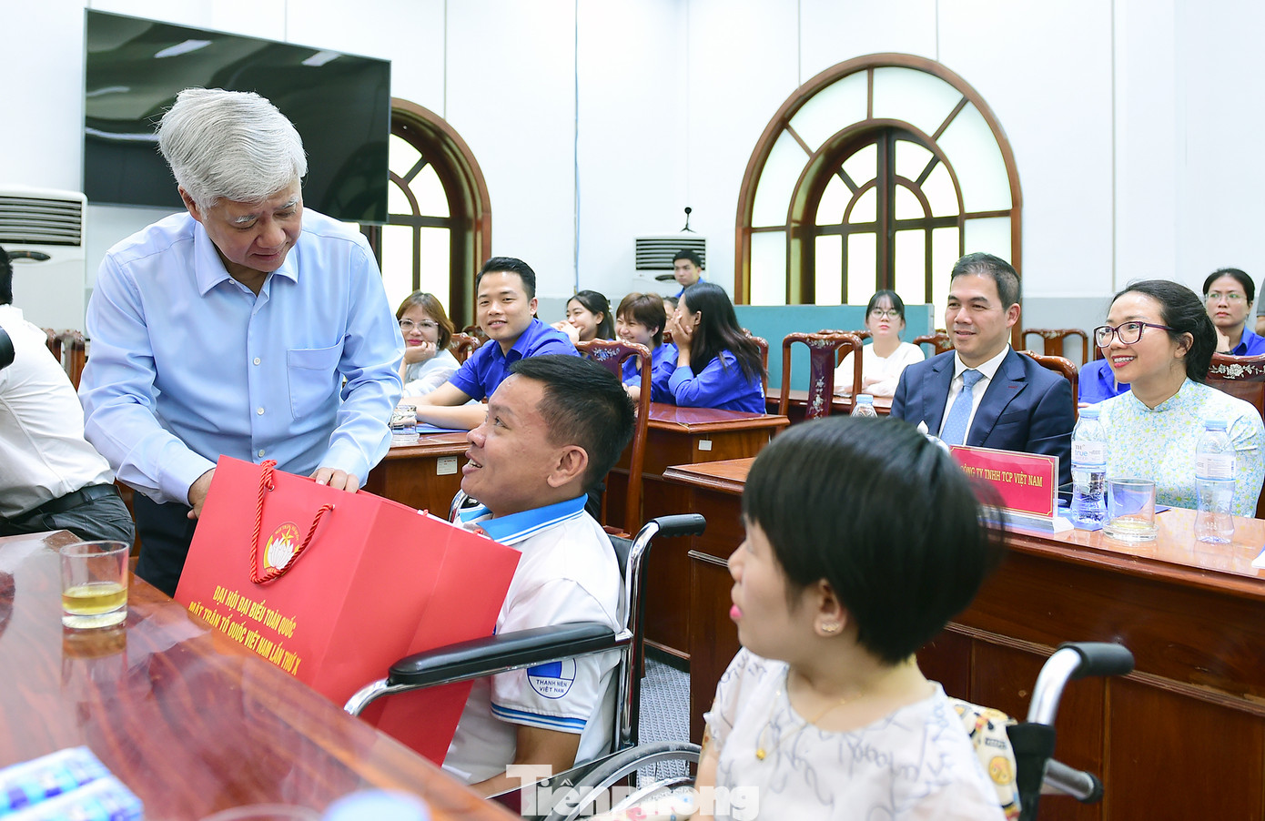 Chủ tịch Ủy ban T.Ư Mặt trận Tổ quốc Việt Nam Đỗ Văn Chiến tặng quà các gương thanh niên tiêu biểu tại chương trình.