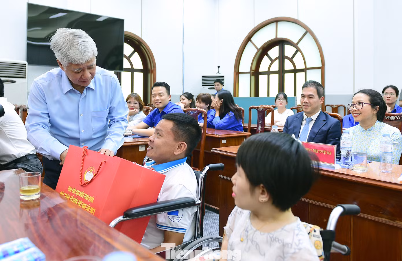 Chủ tịch Ủy ban T.Ư Mặt trận Tổ quốc Việt Nam Đỗ Văn Chiến tặng quà các gương thanh niên tiêu biểu tại chương trình.