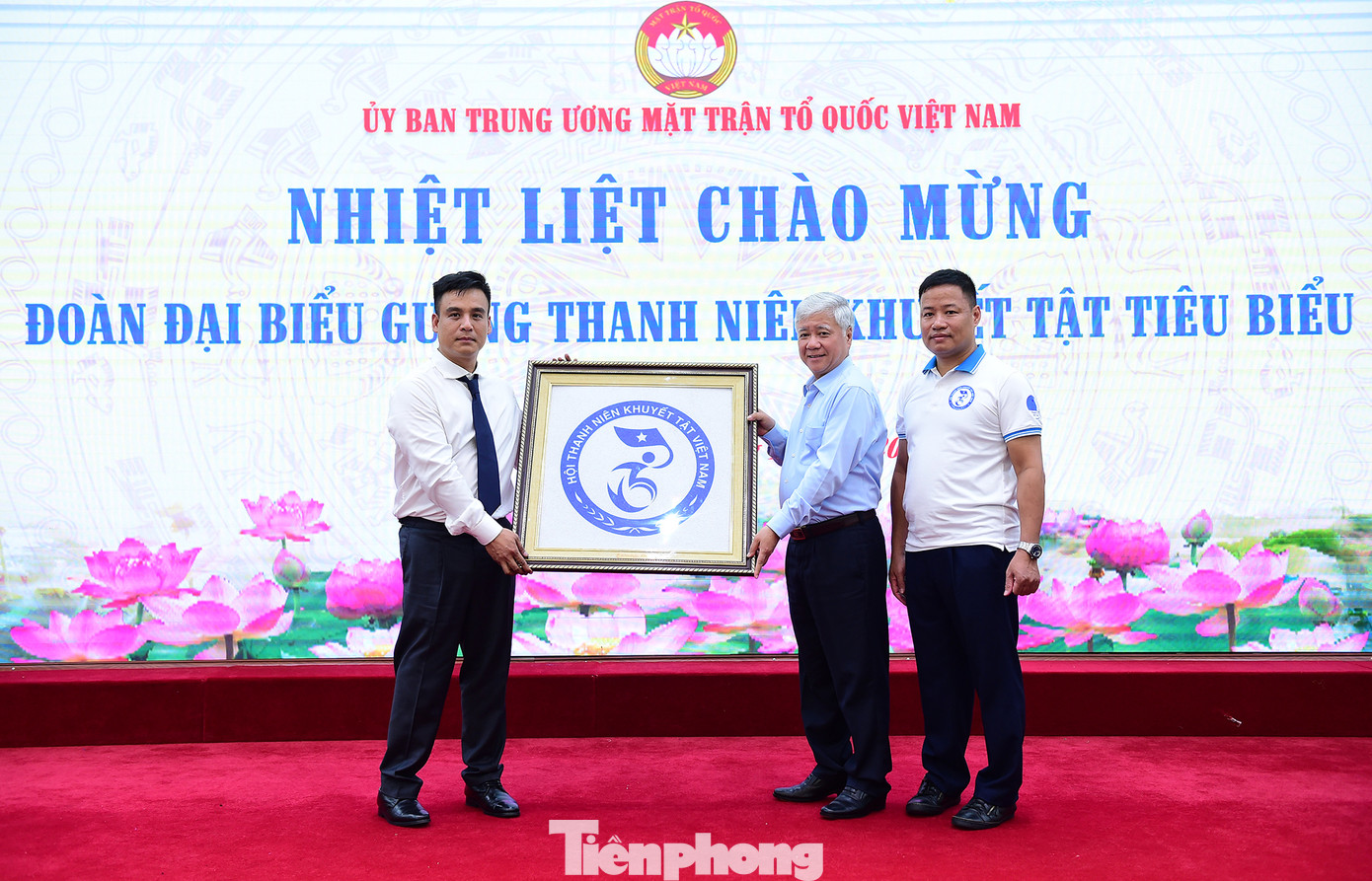 Hội Thanh niên Khuyết tật Việt Nam tặng quà Chủ tịch Ủy ban T.Ư Mặt trận Tổ quốc Việt Nam.