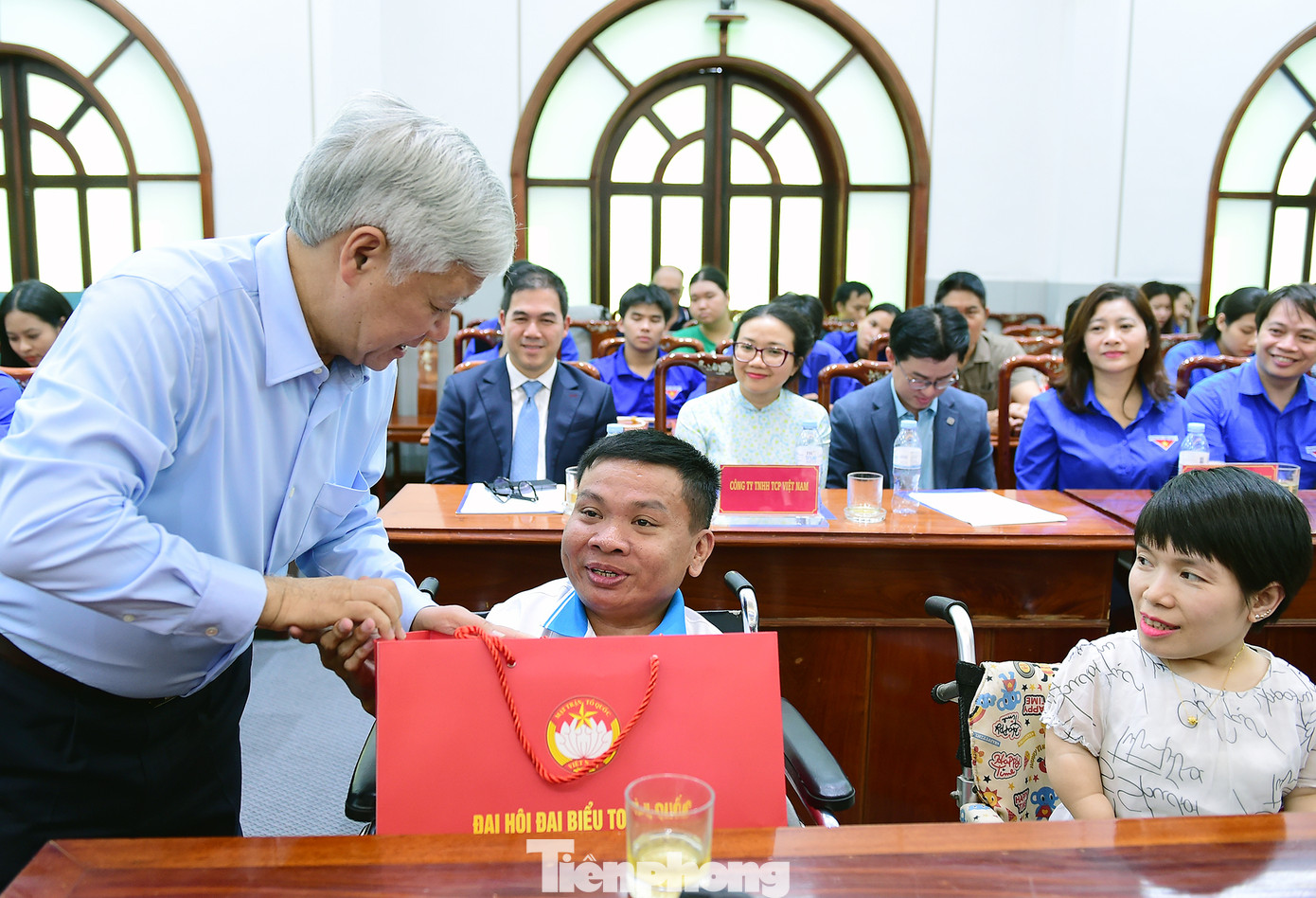 Chủ tịch Ủy ban T.Ư Mặt trận Tổ quốc Việt Nam Đỗ Văn Chiến tặng quà các gương thanh niên tiêu biểu tại chương trình.