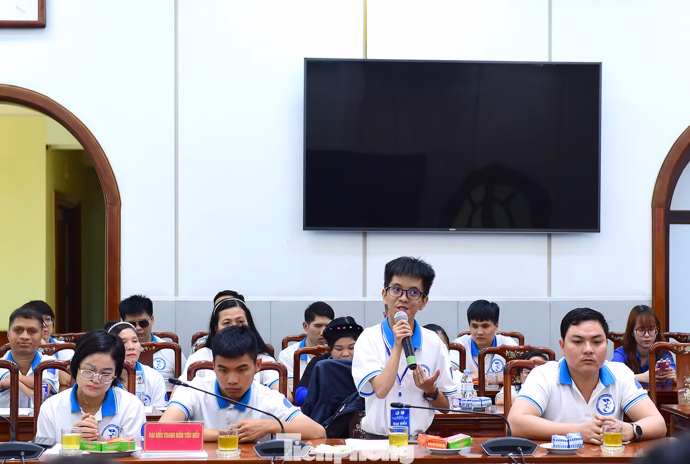 Tại chương trình, các đại biểu thanh niên khuyết tật tiêu biểu đã chia sẻ về hành trình vượt khó vươn lên, tích cực đóng góp cho cộng đồng. Đại biểu Chương Đình Phúc (SN 2005) bị co rút hai tay, không thể duỗi thắng, phần tay yếu nhưng đã quyết chí thay đổi, vì hai chữ “ước mơ”. Cậu hiện là sinh viên trường ĐH Tây Nguyên, từng đạt nhiều giải thưởng tại các cuộc thi nghiên cứu, khoa học công nghệ. “Em mong muốn Đảng và Nhà nước sẽ tiếp tục tạo điều kiện để những người như chúng em có thể tiếp tục phấn đấu và phát triển theo chính sức của mình, bằng việc hỗ trợ mở thêm nhiều lớp học dành cho người khuyết tật; những sân chơi bổ ích để giao lưu, lan tỏa những giá trị tích cực; mở rộng cơ hội tìm kiếm việc làm hơn nữa dành cho người khuyết tật”, Phúc đề xuất.