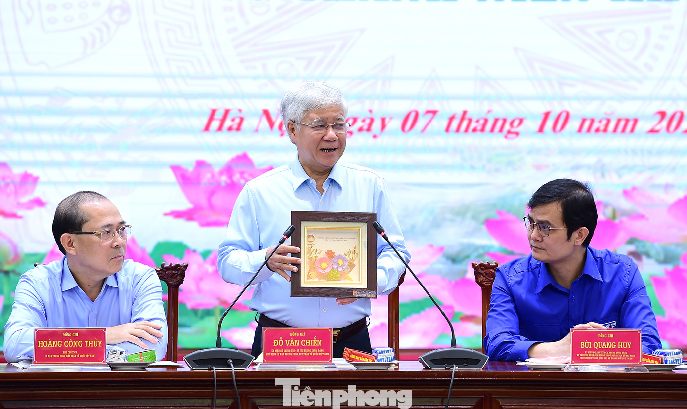 Theo ông Chiến, thời gian qua, Đảng và Nhà nước có nhiều chính sách hỗ trợ người yếu thế, trong đó có người khuyết tật. Tuy nhiên, trong việc thực hiện chính sách vẫn còn một số bất cập, chưa đáp ứng được như kỳ vọng. Ông Chiến đề nghị T.Ư Đoàn, T.Ư Hội LHTN Việt Nam, Ủy ban Quốc gia về người khuyết tật và các cơ quan chức năng sẽ rà soát, đánh giá lại các chính sách hỗ trợ, đồng hành với người yếu thế, người khuyết tật; có các hoạt động hướng cộng đồng xã hội có cách nhìn mới, tinh thần mới về người yếu thế, nhất là những người khuyết tật để có thêm hành động thiết thực đồng hành, cụ thể để giúp họ vươn lên trong cuộc sống.