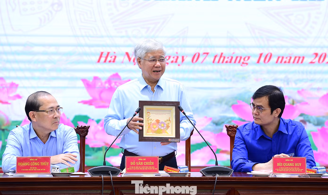 Theo ông Chiến, thời gian qua, Đảng và Nhà nước có nhiều chính sách hỗ trợ người yếu thế, trong đó có người khuyết tật. Tuy nhiên, trong việc thực hiện chính sách vẫn còn một số bất cập, chưa đáp ứng được như kỳ vọng. Ông Chiến đề nghị T.Ư Đoàn, T.Ư Hội LHTN Việt Nam, Ủy ban Quốc gia về người khuyết tật và các cơ quan chức năng sẽ rà soát, đánh giá lại các chính sách hỗ trợ, đồng hành với người yếu thế, người khuyết tật; có các hoạt động hướng cộng đồng xã hội có cách nhìn mới, tinh thần mới về người yếu thế, nhất là những người khuyết tật để có thêm hành động thiết thực đồng hành, cụ thể để giúp họ vươn lên trong cuộc sống.