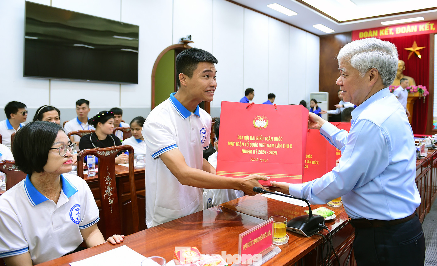 Chủ tịch Ủy ban T.Ư Mặt trận Tổ quốc Việt Nam Đỗ Văn Chiến tặng quà các gương thanh niên tiêu biểu tại chương trình.