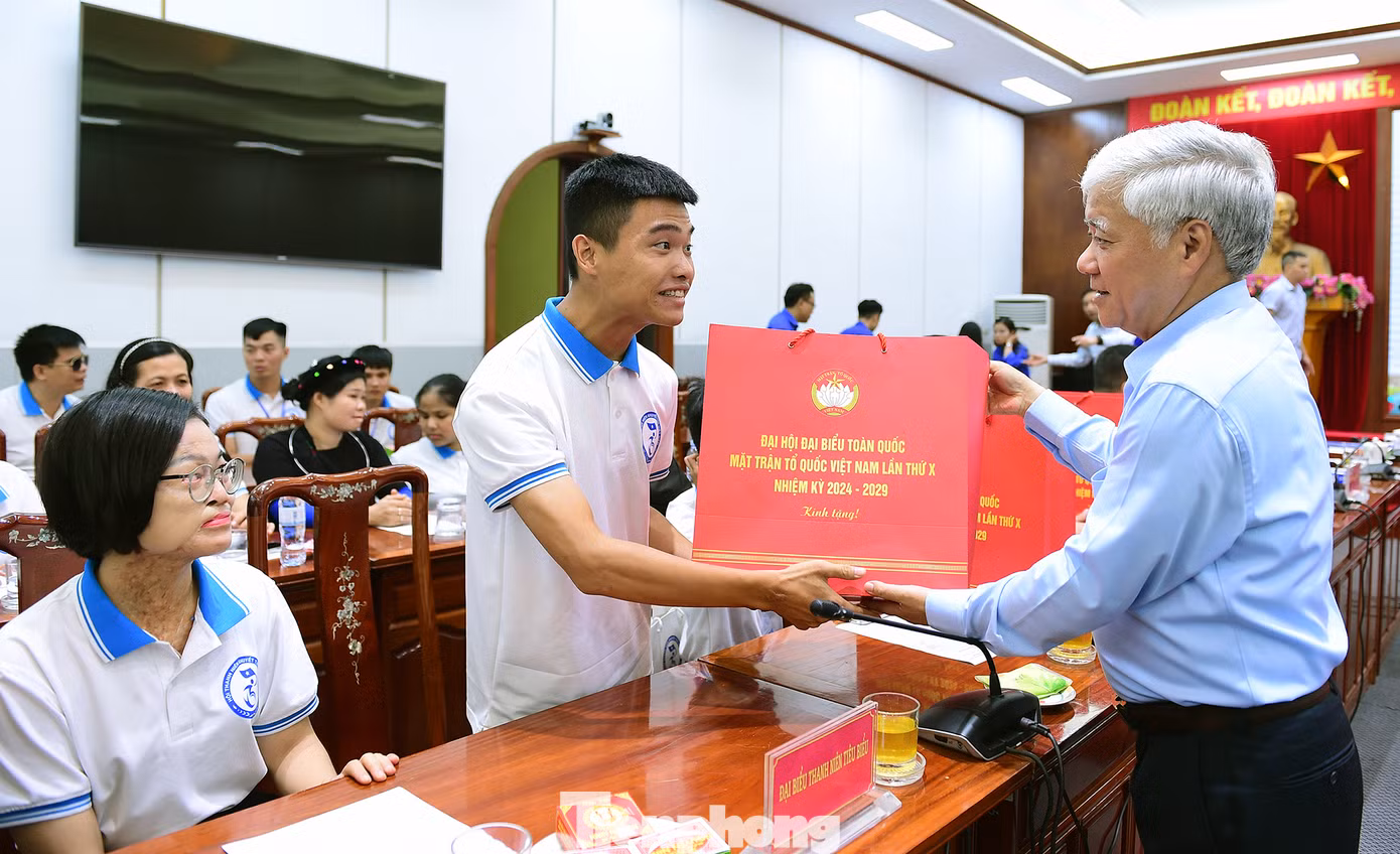 Chủ tịch Ủy ban T.Ư Mặt trận Tổ quốc Việt Nam Đỗ Văn Chiến tặng quà các gương thanh niên tiêu biểu tại chương trình.