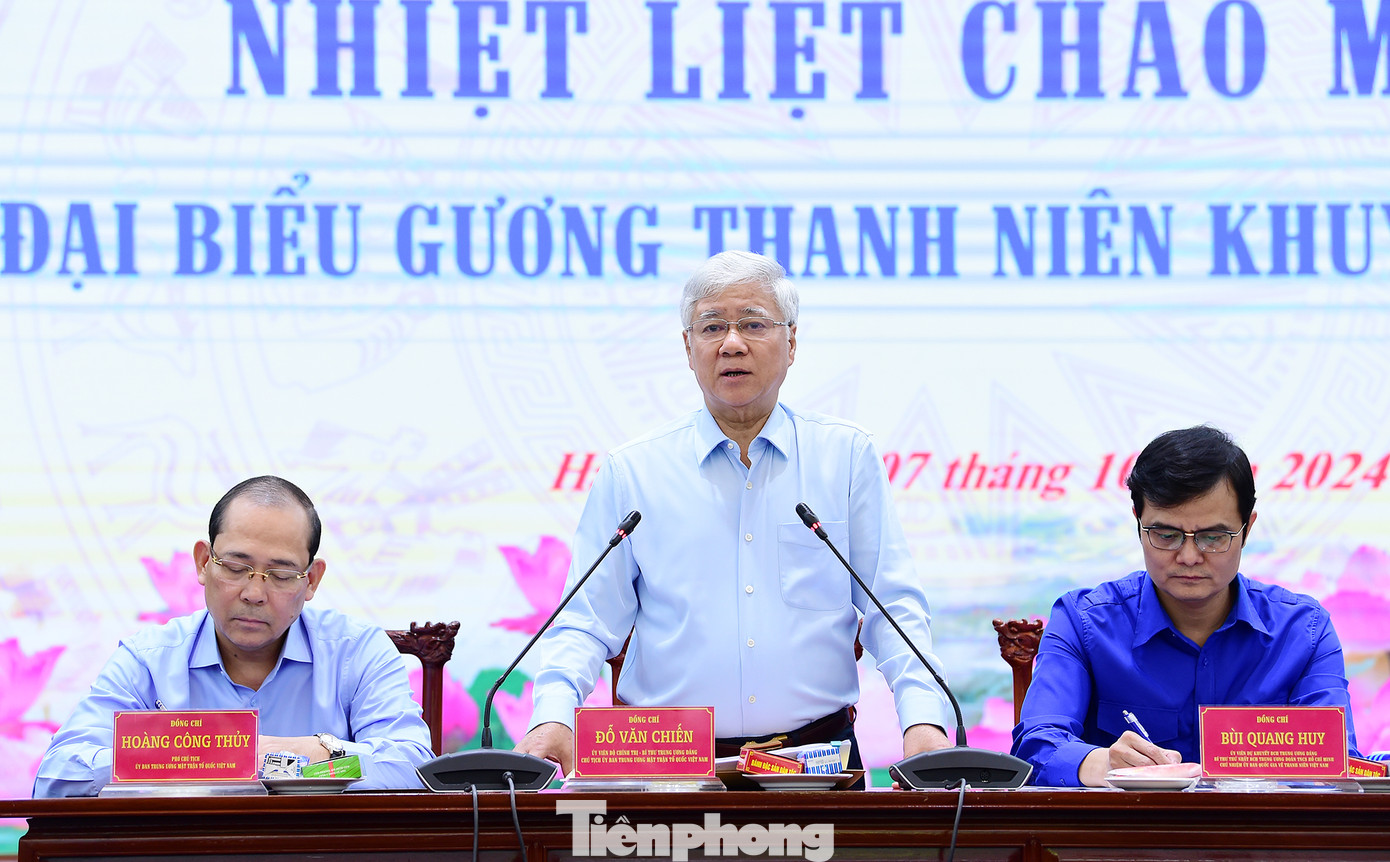 Phát biểu tại buổi gặp mặt, ông Đỗ Văn Chiến bày tỏ chia sẻ, đồng cảm và đánh giá cao nghị lực vươn lên của các gương thanh niên khuyết tật tiêu biểu. “Nghị lực sống của các bạn sẽ truyền cảm hứng cho những người cùng cảnh ngộ vươn lên; sự vươn lên của các bạn để những người lành lặn về cơ thể nhưng khuyết tật về tư duy, tâm hồn có cách nhìn nhận lại bản thân”, ông Chiến nói.