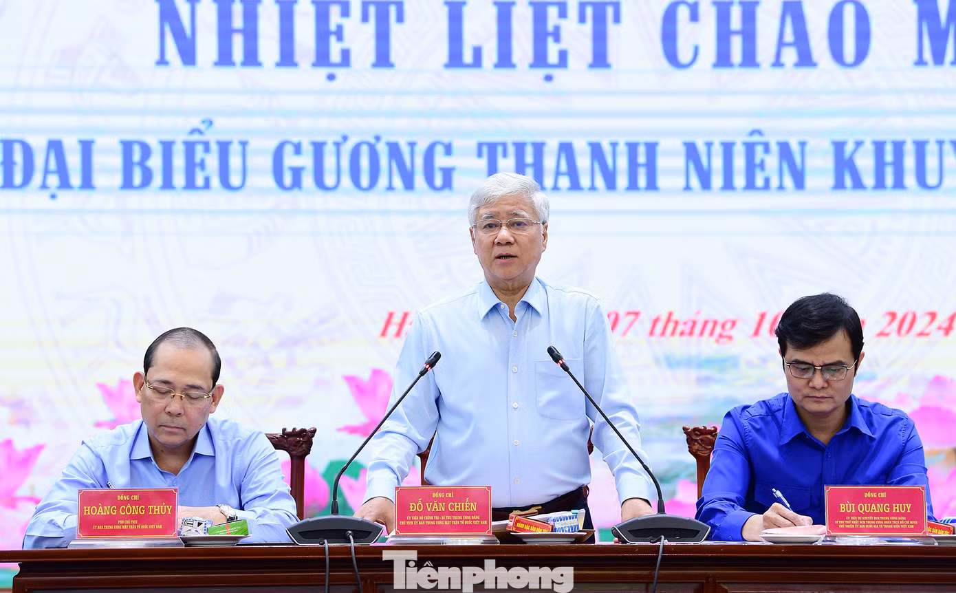 Phát biểu tại buổi gặp mặt, ông Đỗ Văn Chiến bày tỏ chia sẻ, đồng cảm và đánh giá cao nghị lực vươn lên của các gương thanh niên khuyết tật tiêu biểu. “Nghị lực sống của các bạn sẽ truyền cảm hứng cho những người cùng cảnh ngộ vươn lên; sự vươn lên của các bạn để những người lành lặn về cơ thể nhưng khuyết tật về tư duy, tâm hồn có cách nhìn nhận lại bản thân”, ông Chiến nói.