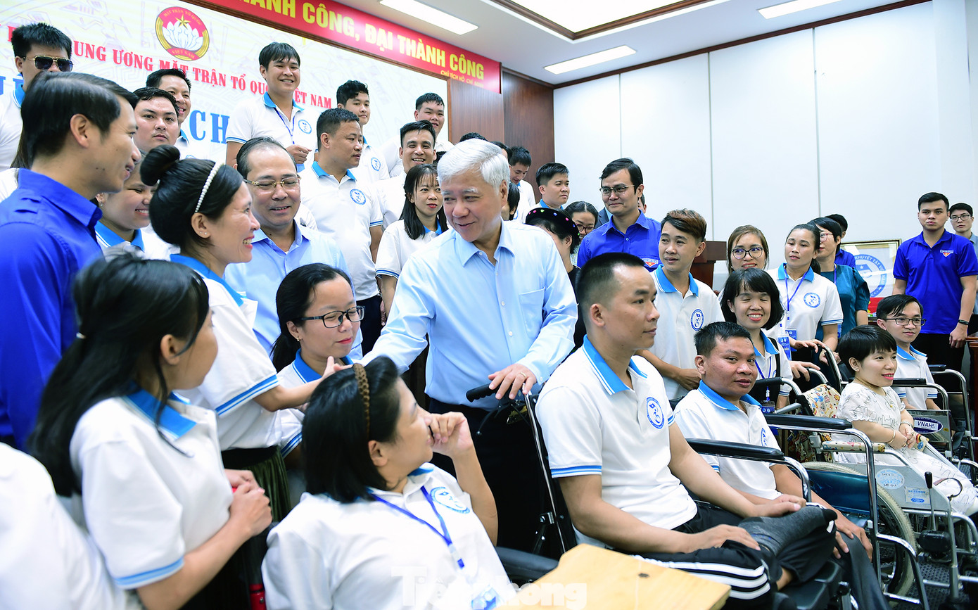 Chiều 7/10, tại Hà Nội, Ủy viên Bộ Chính trị, Bí thư T.Ư Đảng, Chủ tịch Ủy ban T.Ư Mặt trận Tổ quốc Việt Nam Đỗ Văn Chiến gặp mặt đoàn đại biểu gương thanh niên khuyết tật tiêu biểu.