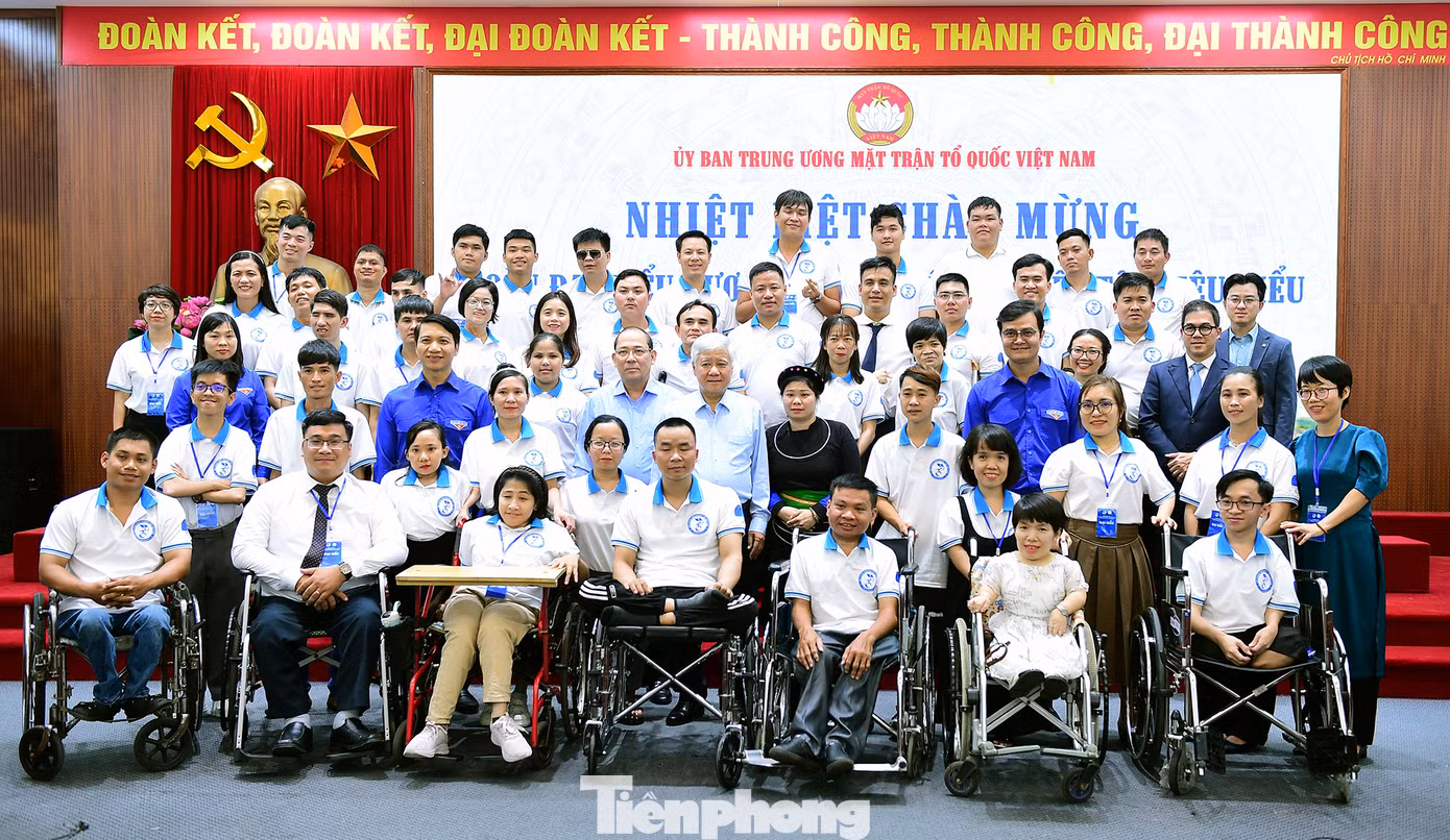 Các đại biểu chụp ảnh lưu niệm sau chương trình.