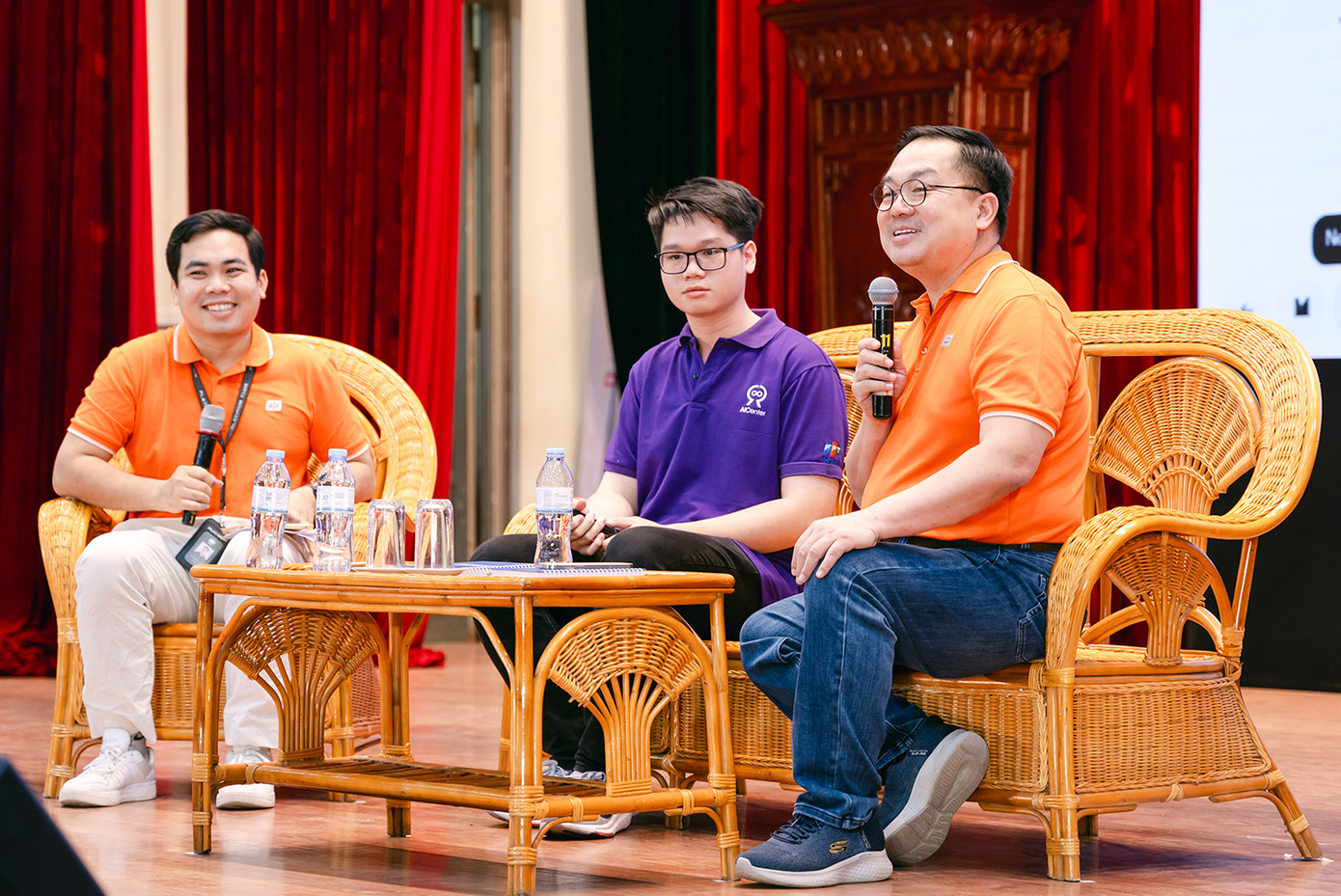 Ông Hoàng Nam Tiến (ngoài cùng bên phải) và anh Nguyễn Thế An (ở giữa) trao đổi tại chương trình.