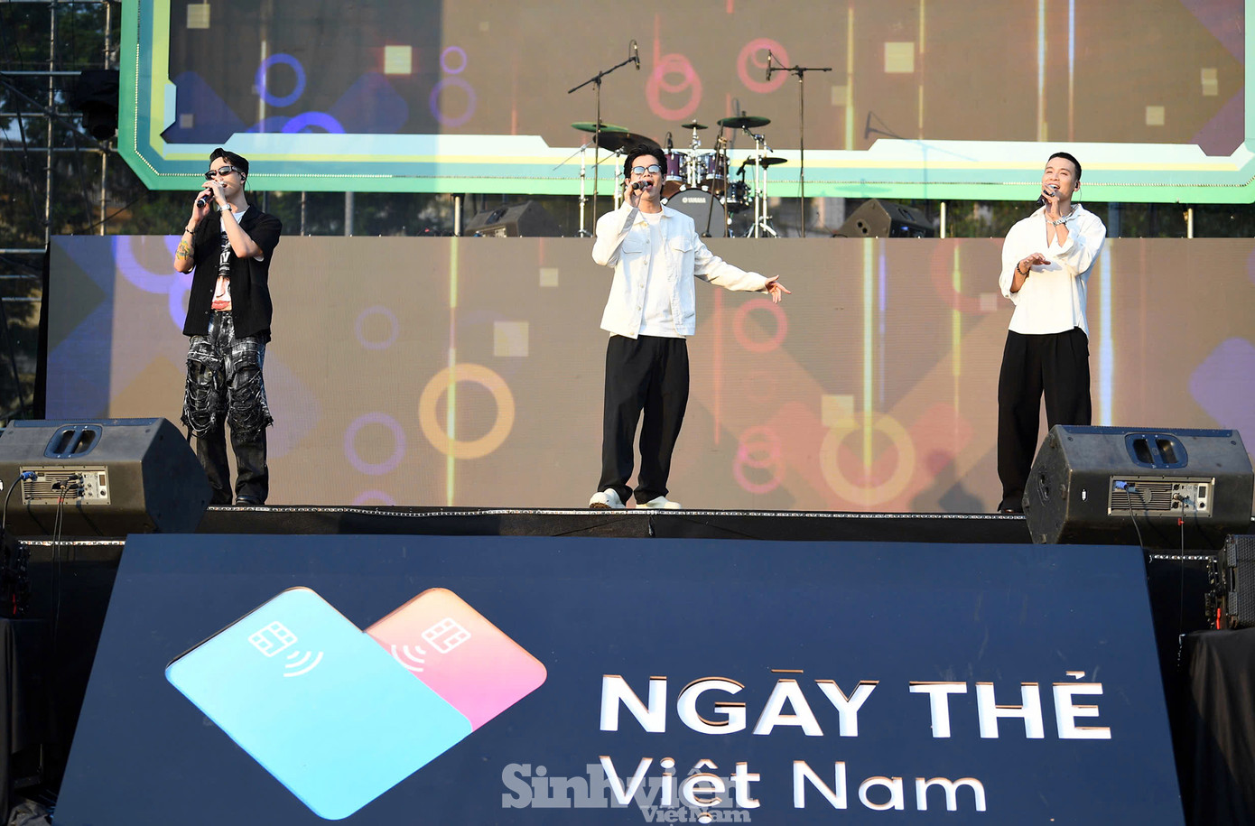 Các thành viên của Da LAB đã làm chạm đến trái tim của khán giả trẻ bằng nhiều ca khúc: Thanh Xuân, Bầu trời mới, Một nhà...