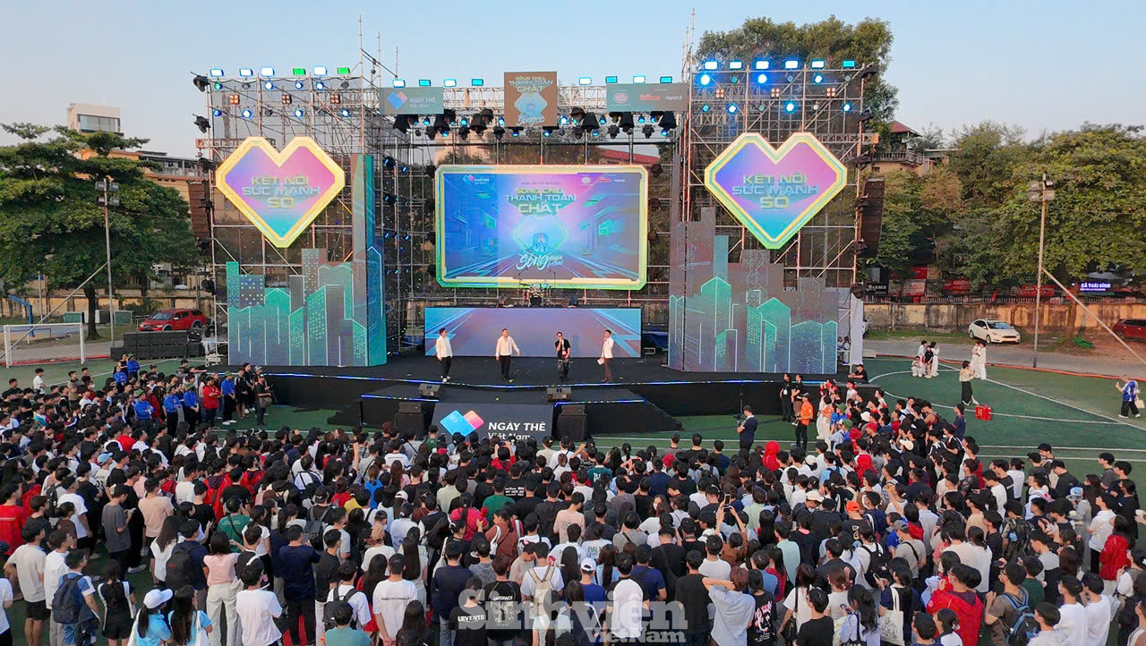 Càng về chiều, sân khấu chương trình càng nhận được sự theo dõi, cổ vũ của khán giả trẻ.