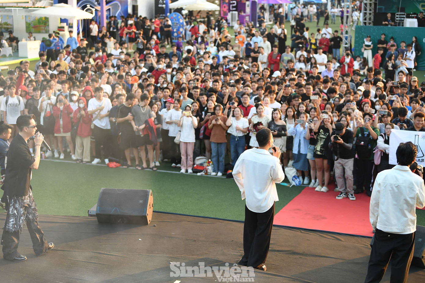 Giao lưu tại chương trình, các chàng trai của Da LAB cho biết “cảm xúc kịch trần bay phất phới” khi trình diễn sân khấu Ngày Thẻ Việt Nam 2024 - Sóng Festival.