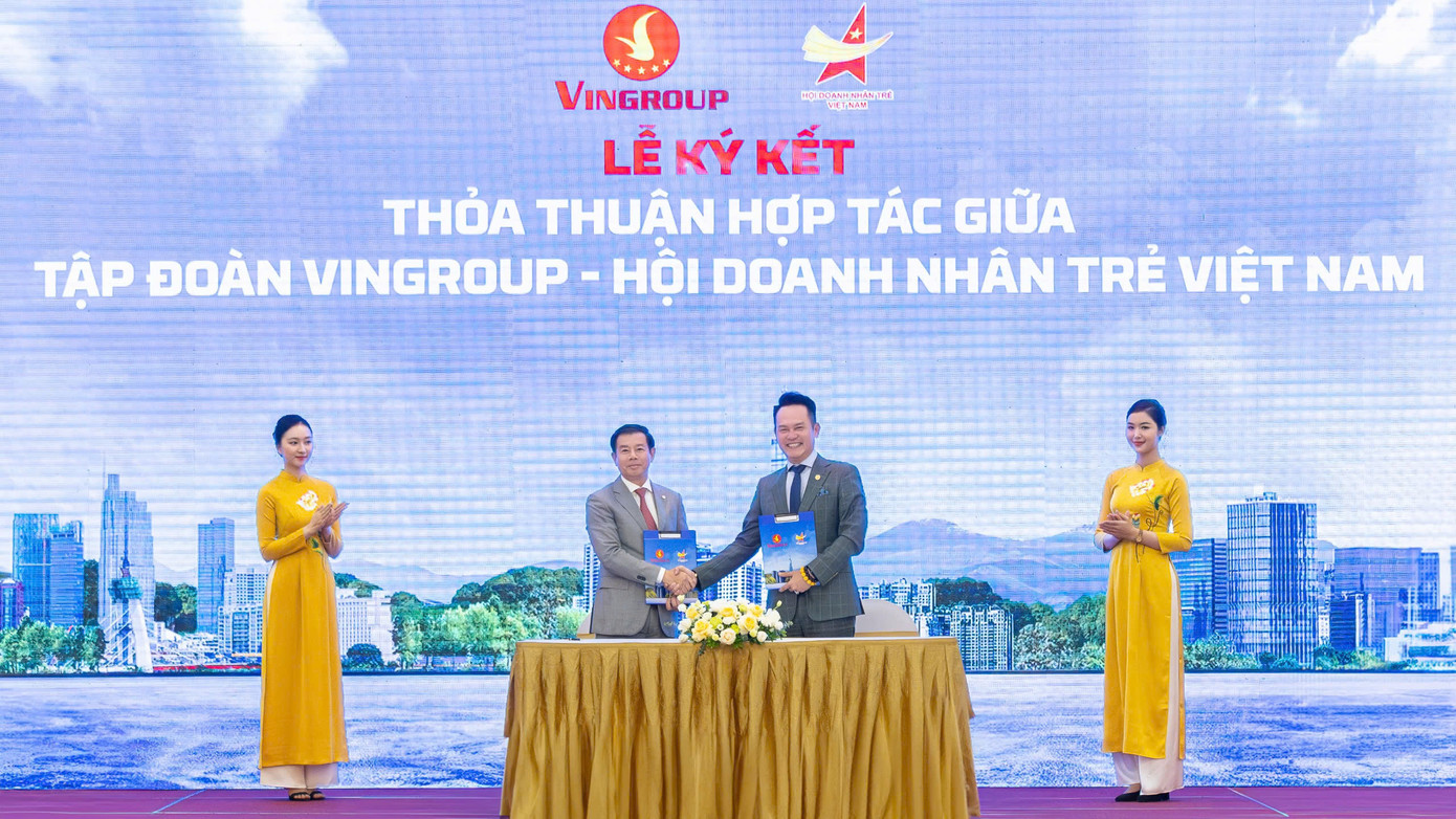 Ông Nguyễn Việt Quang - Phó Chủ tịch HĐQT kiêm Tổng giám đốc Tập đoàn Vingroup và Chủ tịch Hội Doanh nhân trẻ Việt Nam Đặng Hồng Anh ký kết hợp tác. Ảnh: BTC