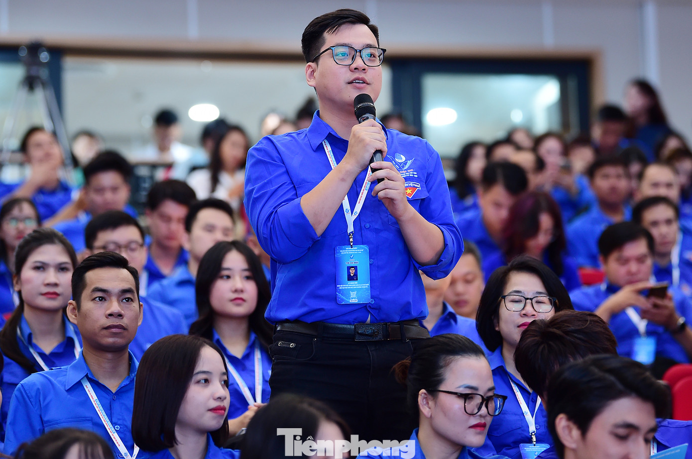 Các đại biểu thanh niên đặt câu hỏi tại hội nghị. Ảnh: Xuân Tùng