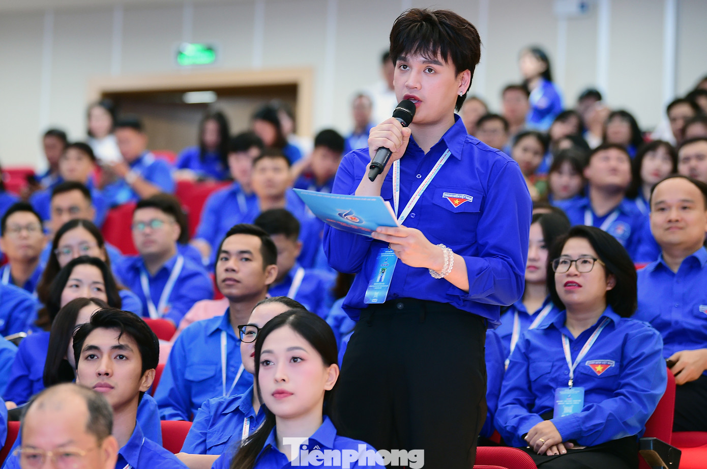 Ca sĩ Nguyễn Trần Trung Quân đề xuất ý kiến về xây dựng Hà Nội văn hiến. Ảnh: Xuân Tùng