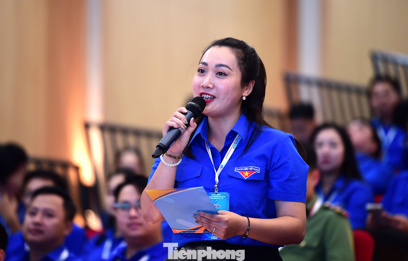 Các đại biểu thanh niên đặt câu hỏi tại hội nghị. Ảnh: Xuân Tùng