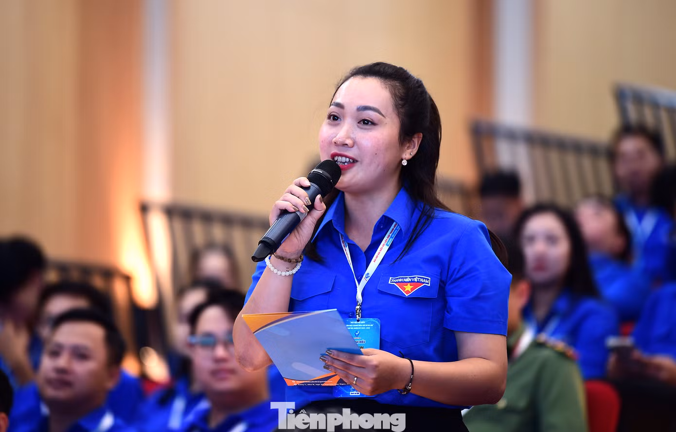 Các đại biểu thanh niên đặt câu hỏi tại hội nghị. Ảnh: Xuân Tùng