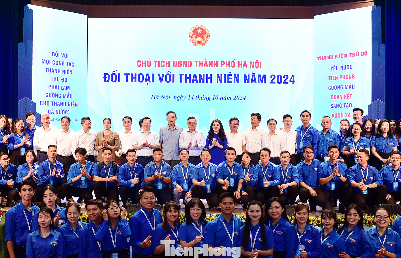 Chủ tịch UBND TP Hà Nội và lãnh đạo các sở, Thành Đoàn Hà Nội, cùng đại biểu thanh niên tại hội nghị. Ảnh: Xuân Tùng