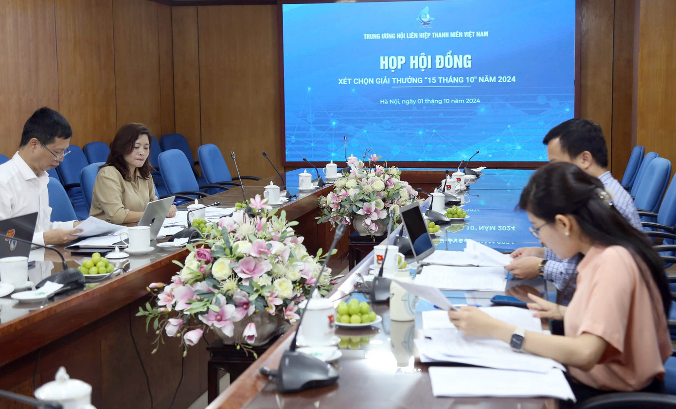 Hội đồng đã thảo luận, xét chọn các gương tiêu biểu để trao tặng Giải thưởng. Hội đồng đã thảo luận, xét chọn các gương tiêu biểu để trao tặng Giải thưởng.