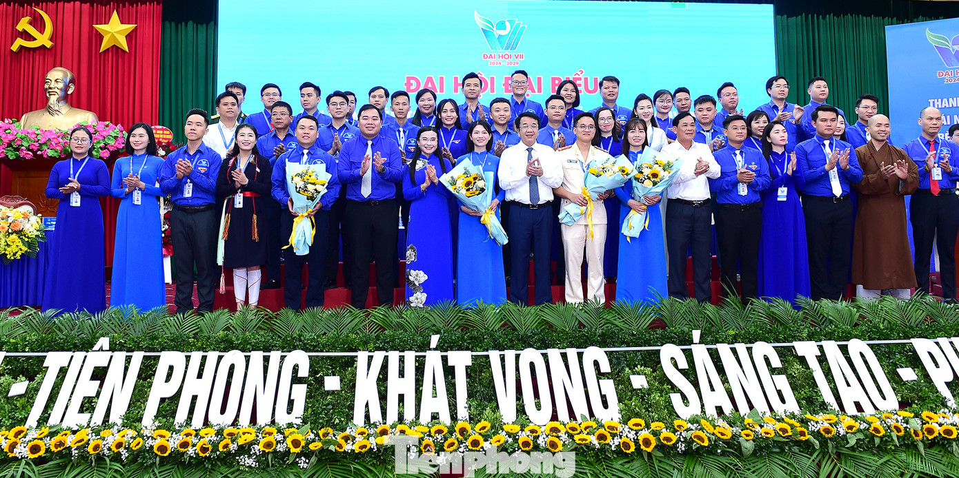 Lãnh đạo T.Ư Đoàn, T.Ư Hội LHTN Việt Nam và tỉnh Thái Nguyên tặng hoa chúc mừng Uỷ ban Hội LHTN Việt Nam tỉnh Thái Nguyên khoá VII. Ảnh: Xuân Tùng