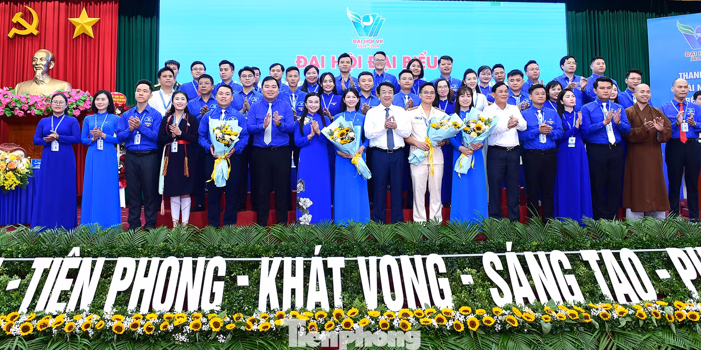 Lãnh đạo T.Ư Đoàn, T.Ư Hội LHTN Việt Nam và tỉnh Thái Nguyên tặng hoa chúc mừng Uỷ ban Hội LHTN Việt Nam tỉnh Thái Nguyên khoá VII. Ảnh: Xuân Tùng Lãnh đạo T.Ư Đoàn, T.Ư Hội LHTN Việt Nam và tỉnh Thái Nguyên tặng hoa chúc mừng Uỷ ban Hội LHTN Việt Nam tỉnh Thái Nguyên khoá VII. Ảnh: Xuân Tùng