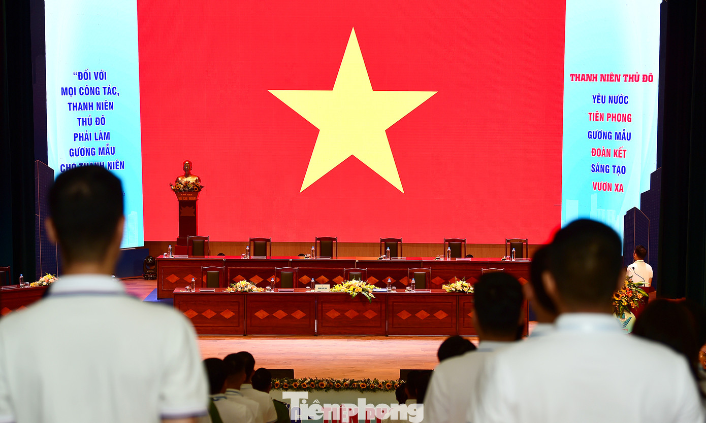 Các đại biểu thực hiện nghi lễ chào cờ tại phiên thứ nhất Đại hội. Ảnh: Xuân Tùng