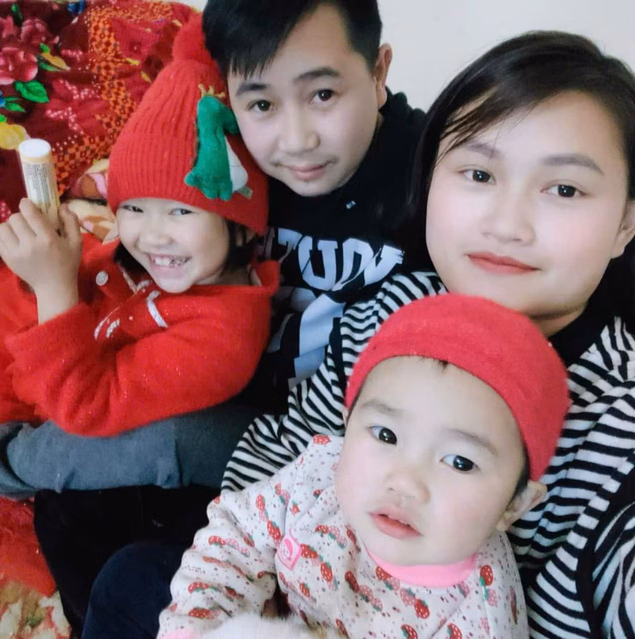 Gia đình nhỏ của anh Triệu Bế Hậu và chị Đinh Thị Nhật. Ảnh: NVCC Gia đình nhỏ của anh Triệu Bế Hậu và chị Đinh Thị Nhật. Ảnh: NVCC