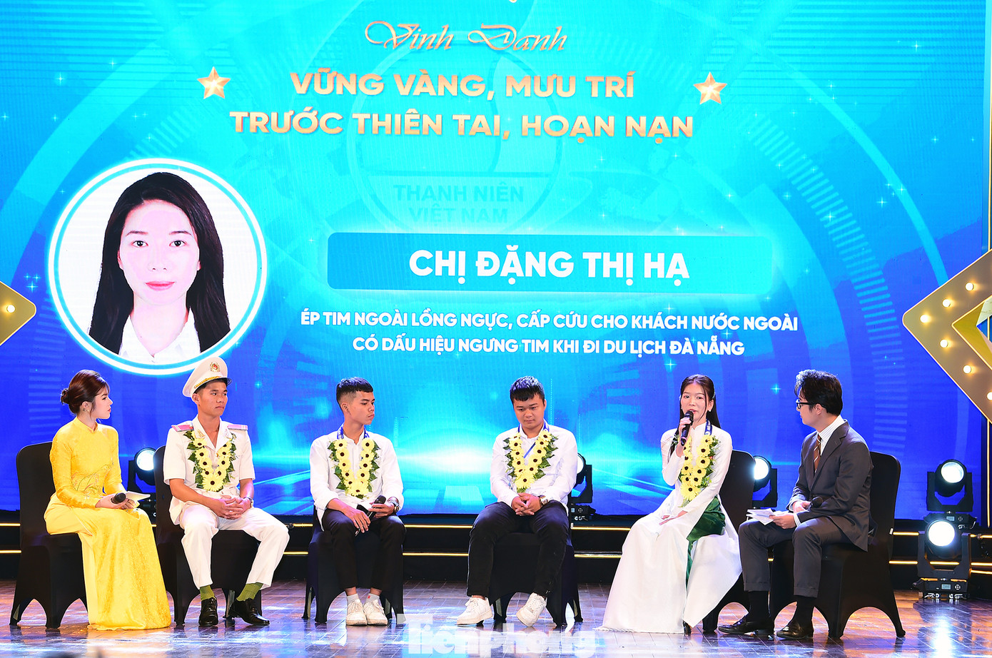 Chị Đặng Thị Hạ giao lưu trên sân khấu chương trình. Ảnh: Xuân Tùng