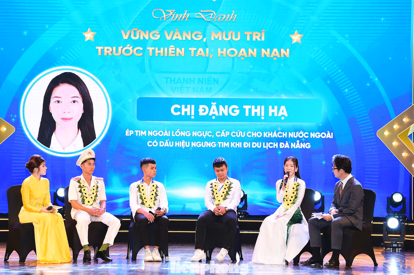Chị Đặng Thị Hạ giao lưu trên sân khấu chương trình. Ảnh: Xuân Tùng