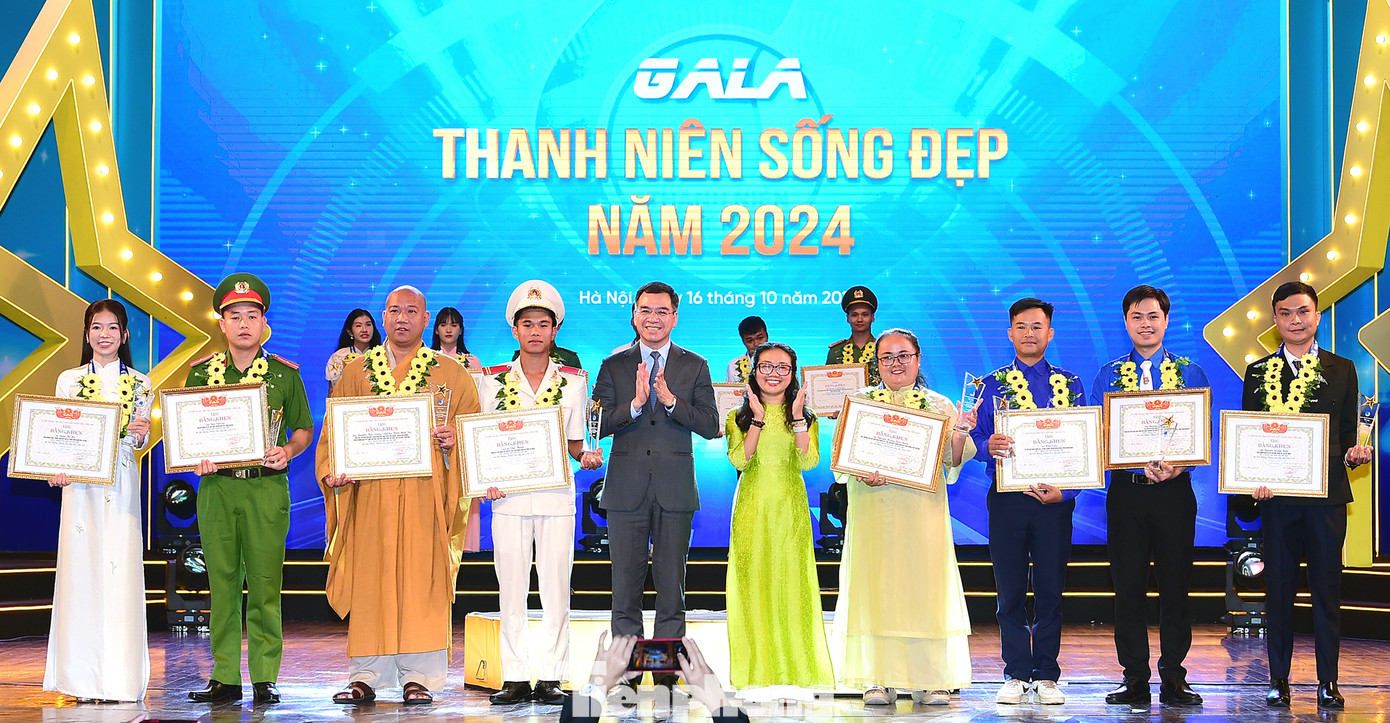 Anh Hà Anh Đức - Phó Chủ tịch T.Ư Hội LHTN Việt Nam và bà Phan Thị Phương Nhung - Giám đốc Truyền thông Đối ngoại Công ty TCP Việt Nam trao Bằng khen cho gương thanh niên nhận Giải thưởng. Ảnh: Xuân Tùng