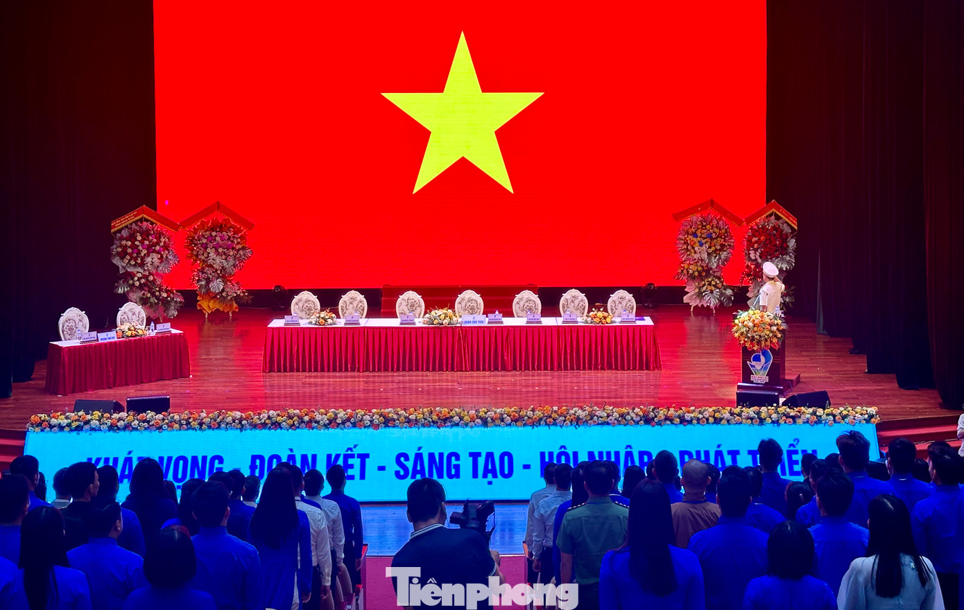 Các đại biểu thực hiện nghi lễ chào cờ. Ảnh: Xuân Tùng