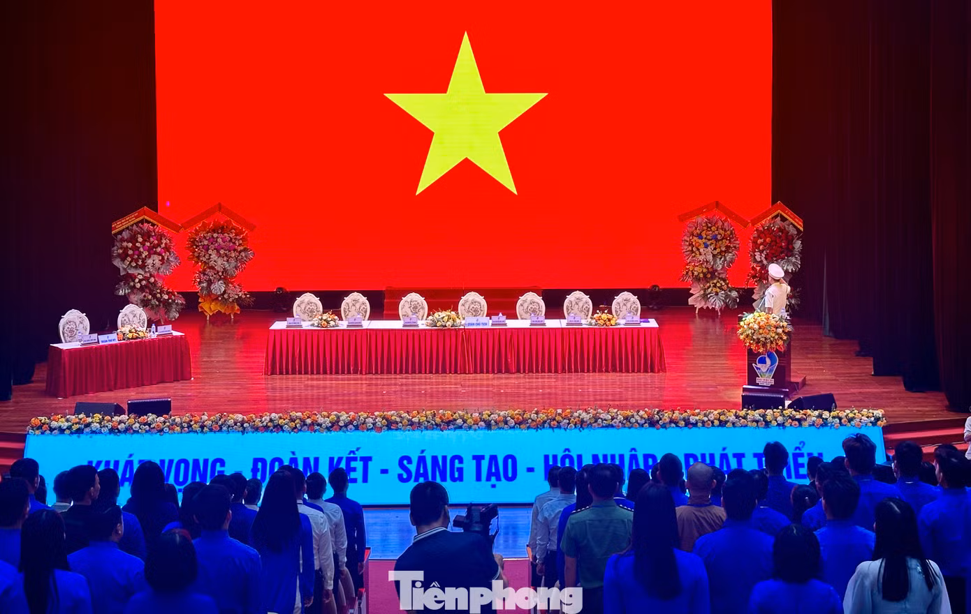 Các đại biểu thực hiện nghi lễ chào cờ. Ảnh: Xuân Tùng Các đại biểu thực hiện nghi lễ chào cờ. Ảnh: Xuân Tùng
