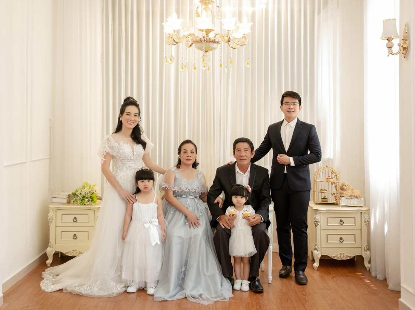 Vợ chồng anh Hiếu chị Phượng cùng ông bà nội và hai con. Ảnh: NVCC