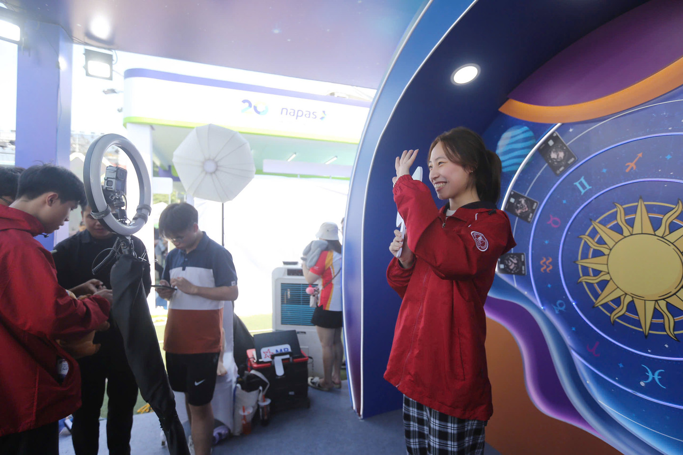 Toàn bộ các gian hàng năm nay được thiết kế với màu sắc tươi sáng, ngôn ngữ trẻ trung, các sản phẩm phong phú, nổi bật được các bạn trẻ đặc biệt yêu thích như sách, trà sữa, cà phê, mỹ phẩm, giầy dép… và nhiều sản phẩm của các đơn vị tham gia với giá hấp dẫn.