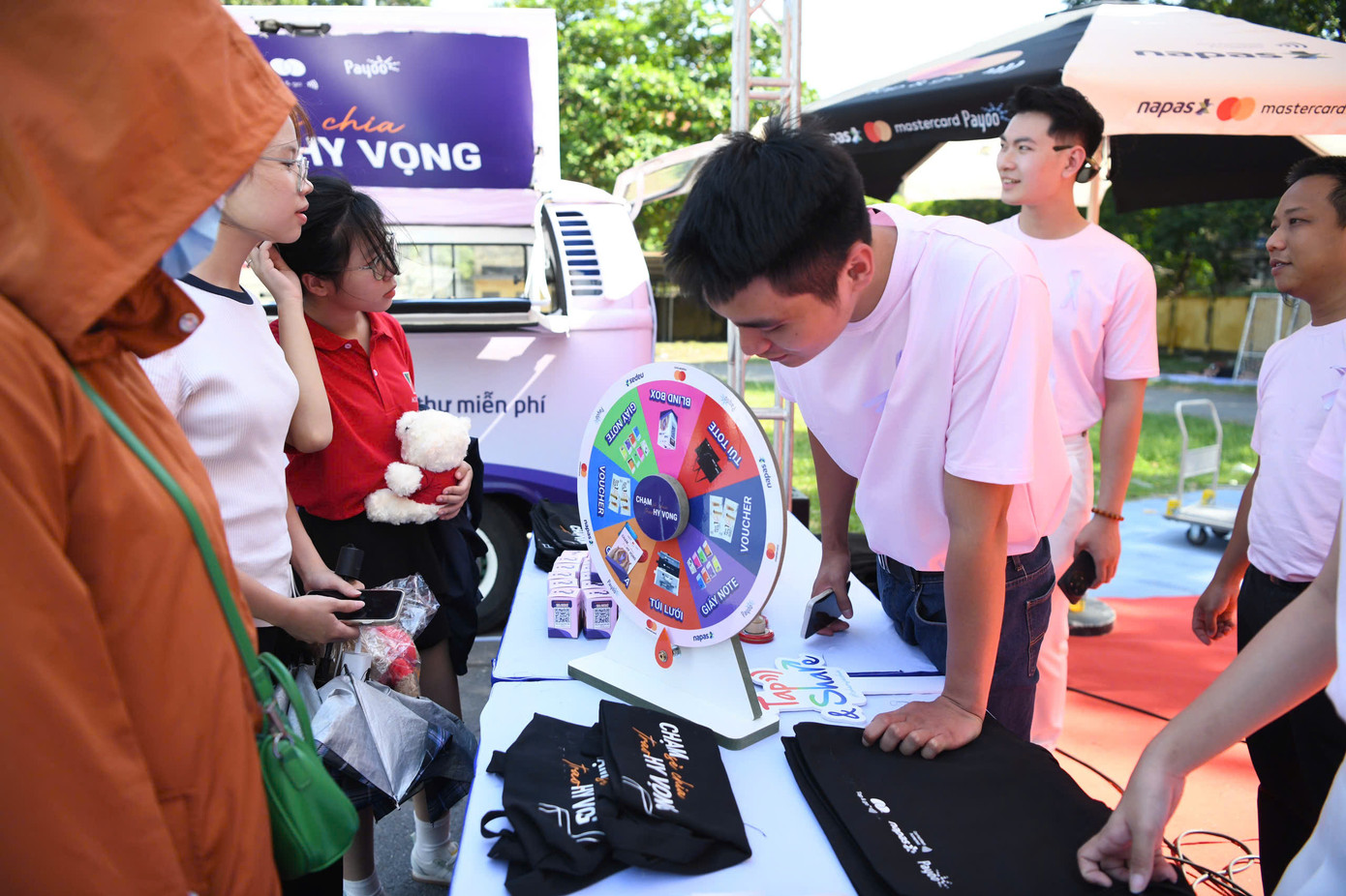 Bên cạnh đó, sân khấu Sóng Festival sẽ hoạt động xuyên các khung giờ, với nhiều show trình diễn công nghệ thanh toán hiện đại, của các ngân hàng uy tín hàng đầu. Trong đó, có 5 khung biểu diễn với sự tham gia của các nghệ sĩ, ca sĩ được giới trẻ yêu mến như: Phương Mỹ Chi, Phúc Du, Ngô Lan Hương, Da LAB, Hà Myo, hoa hậu Đỗ Thị Hà...hứa hẹn mang đến cho khán giả những màn trình diễn ấn tượng, mãn nhãn.